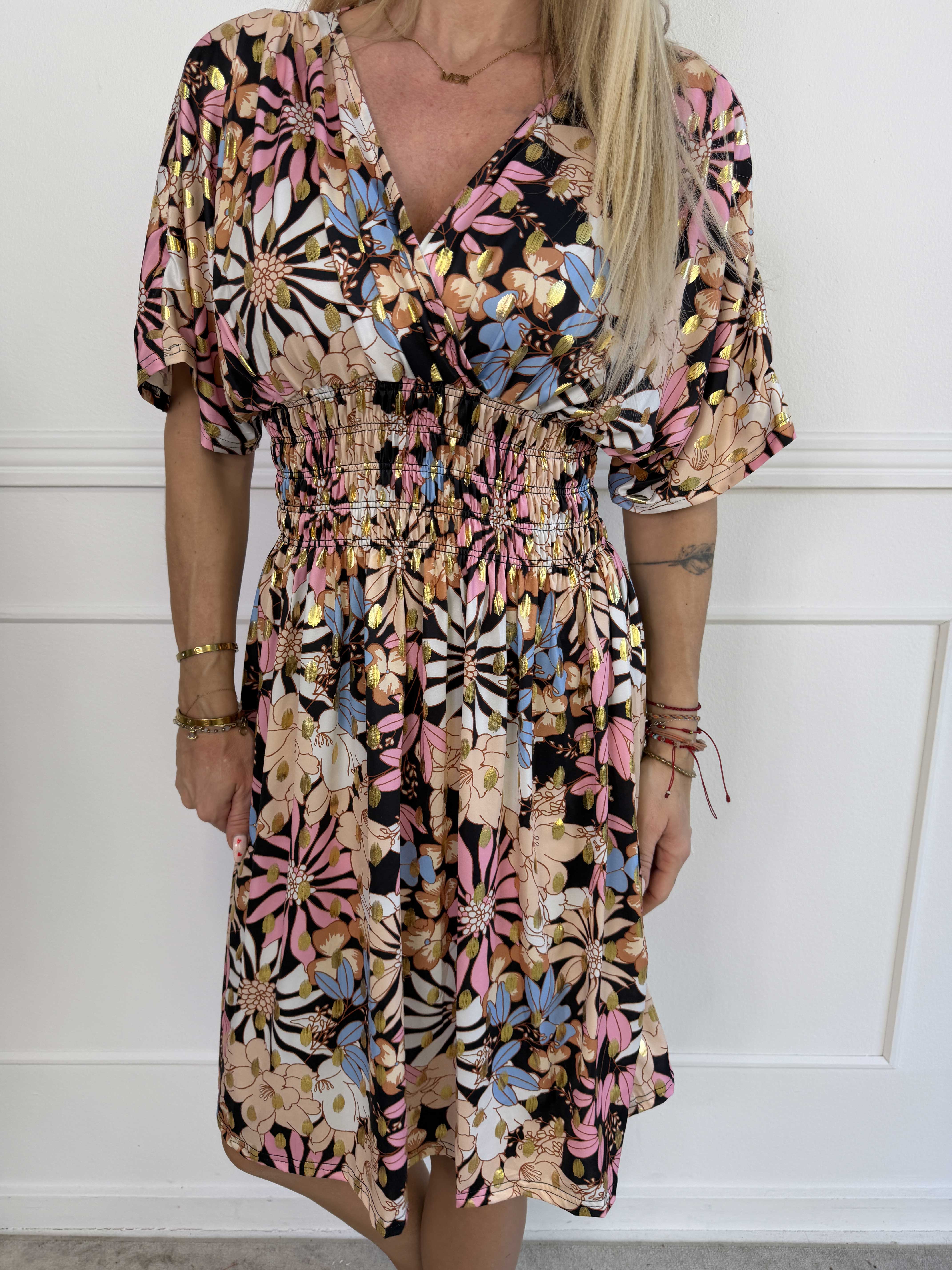 Pams Bloomfall Short - Elastisk kjole med blomstermotiver og guld dutter