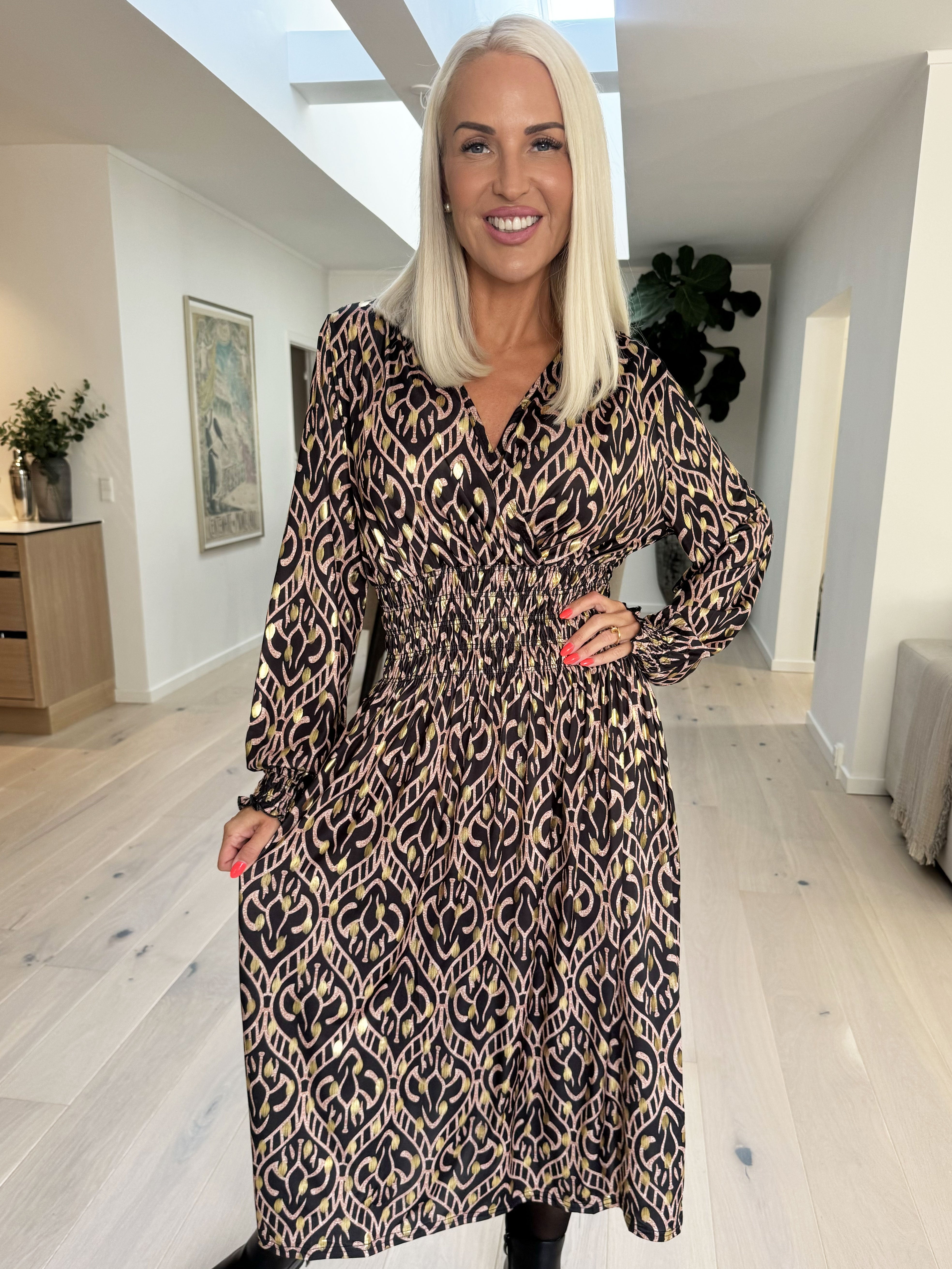 Pams Boho Midi L/S - Elastisk kjole i krølfrit stof
