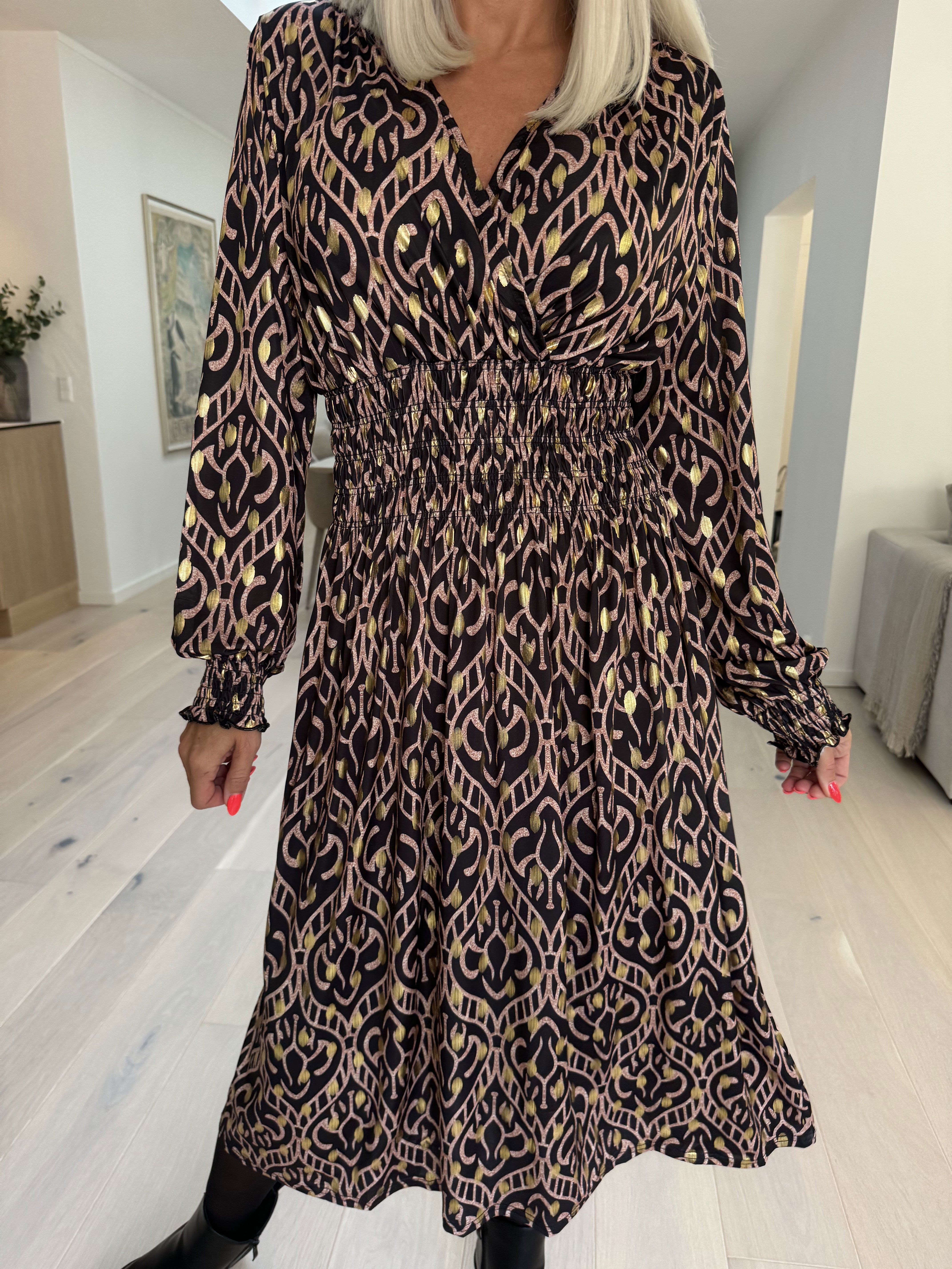 Pams Boho Midi L/S - Elastisk kjole i krølfrit stof