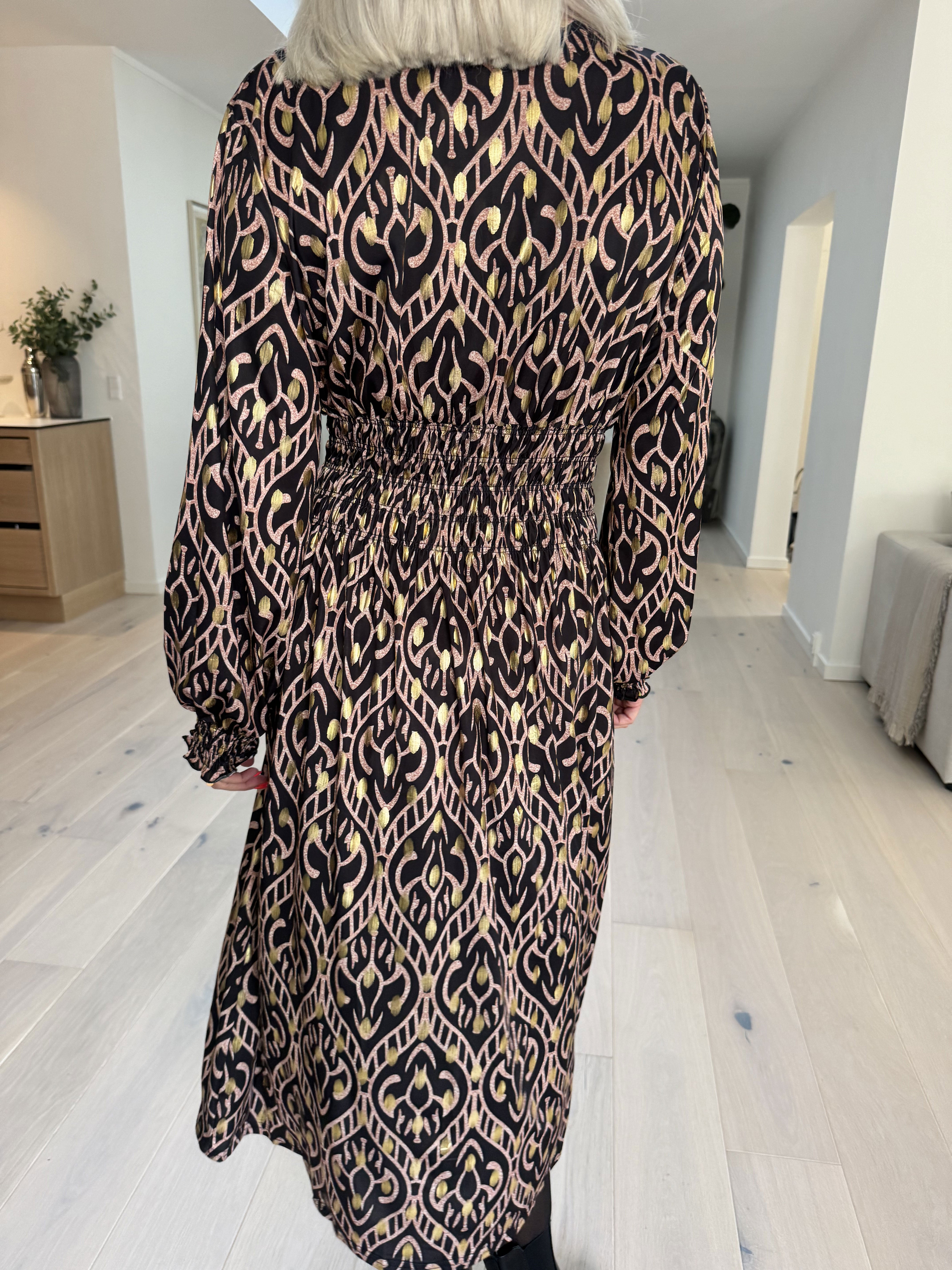Pams Boho Midi L/S - Elastisk kjole i krølfrit stof