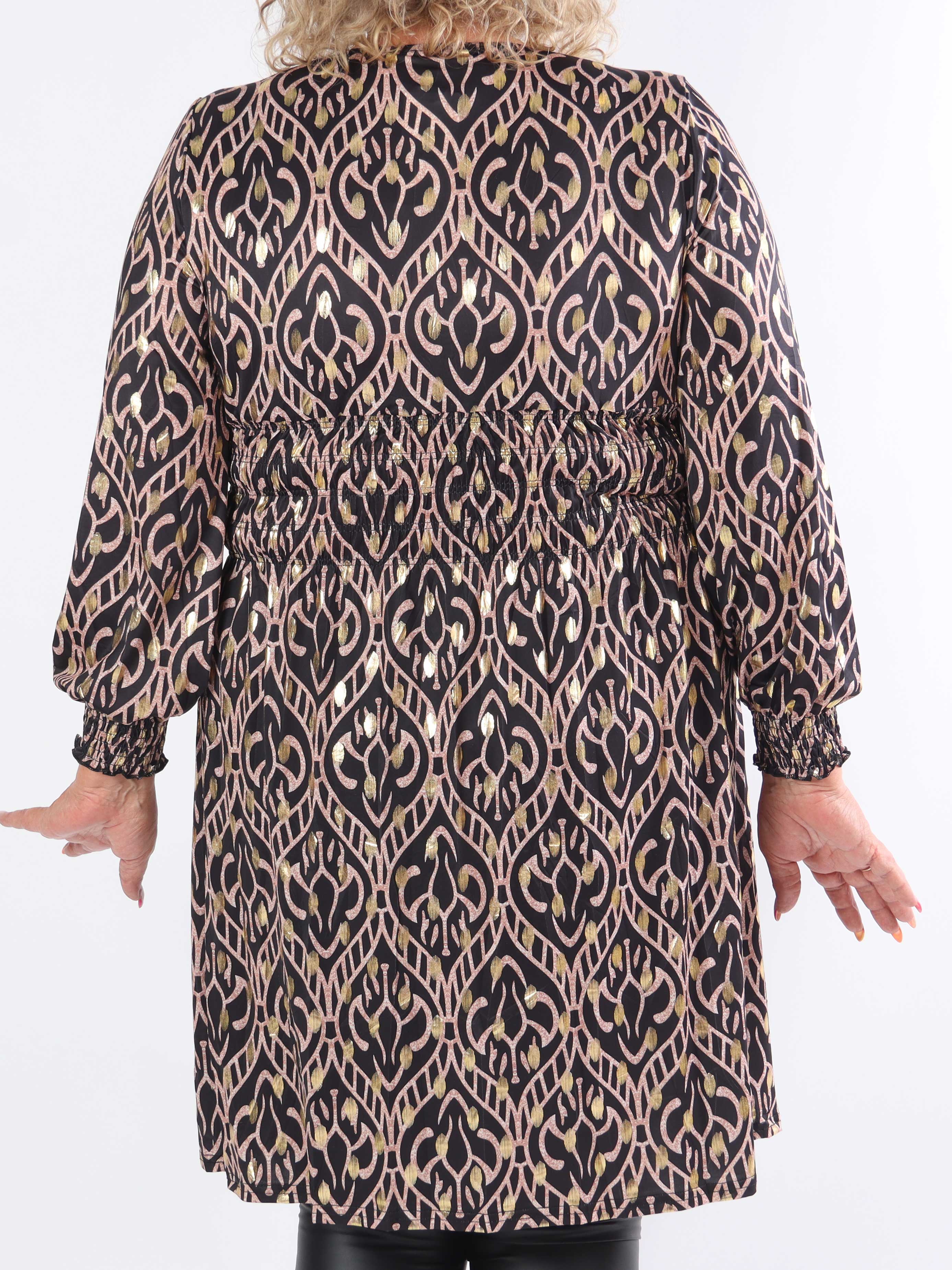 Pams Boho Short L/S - Elastisk plus size mønstret kjole i krølfrit stof
