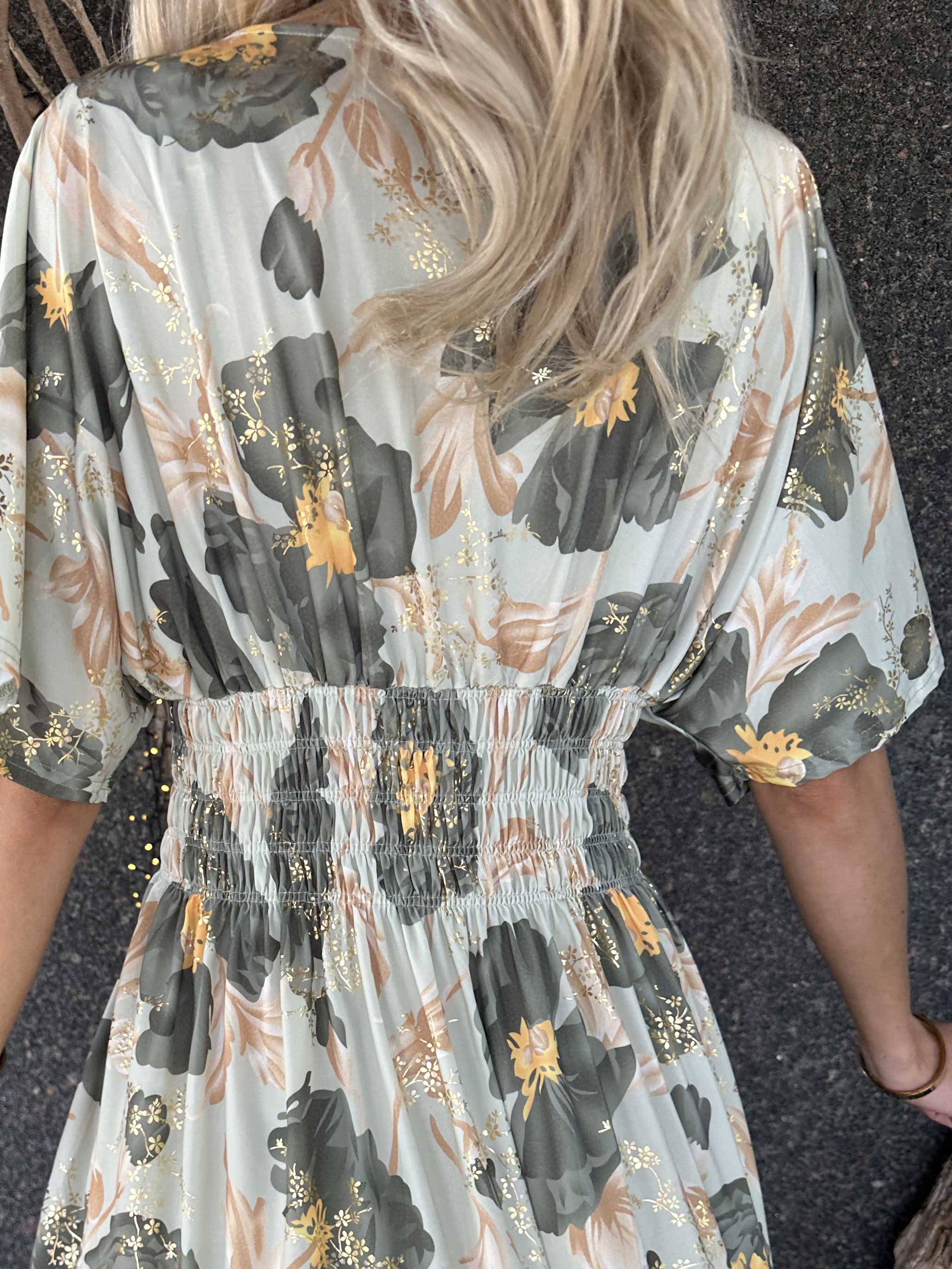 Pams Botanic Short - Elastisk kjole med blomstermotiver