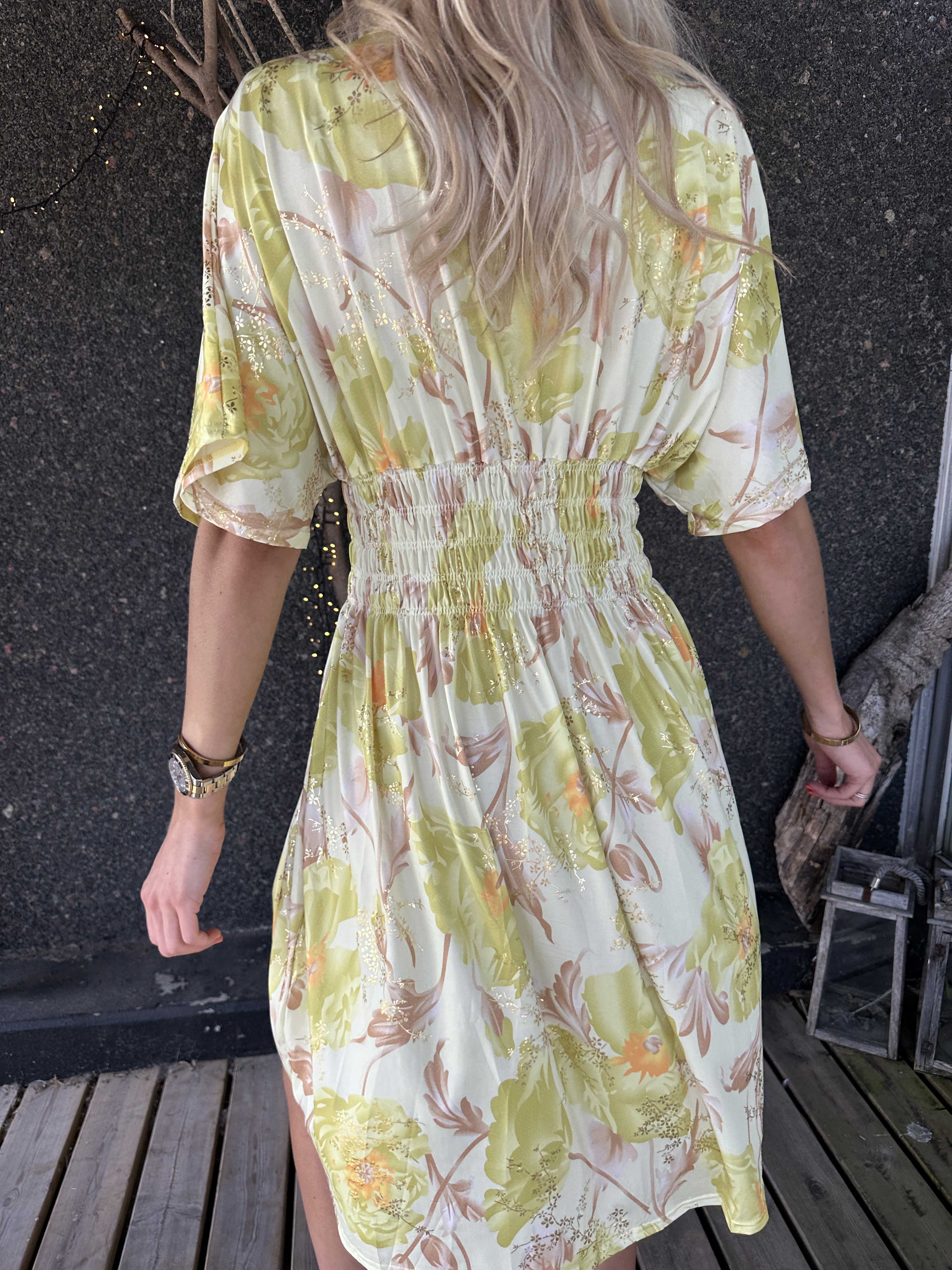 Pams Botanic Short - Elastisk kjole med blomstermotiver