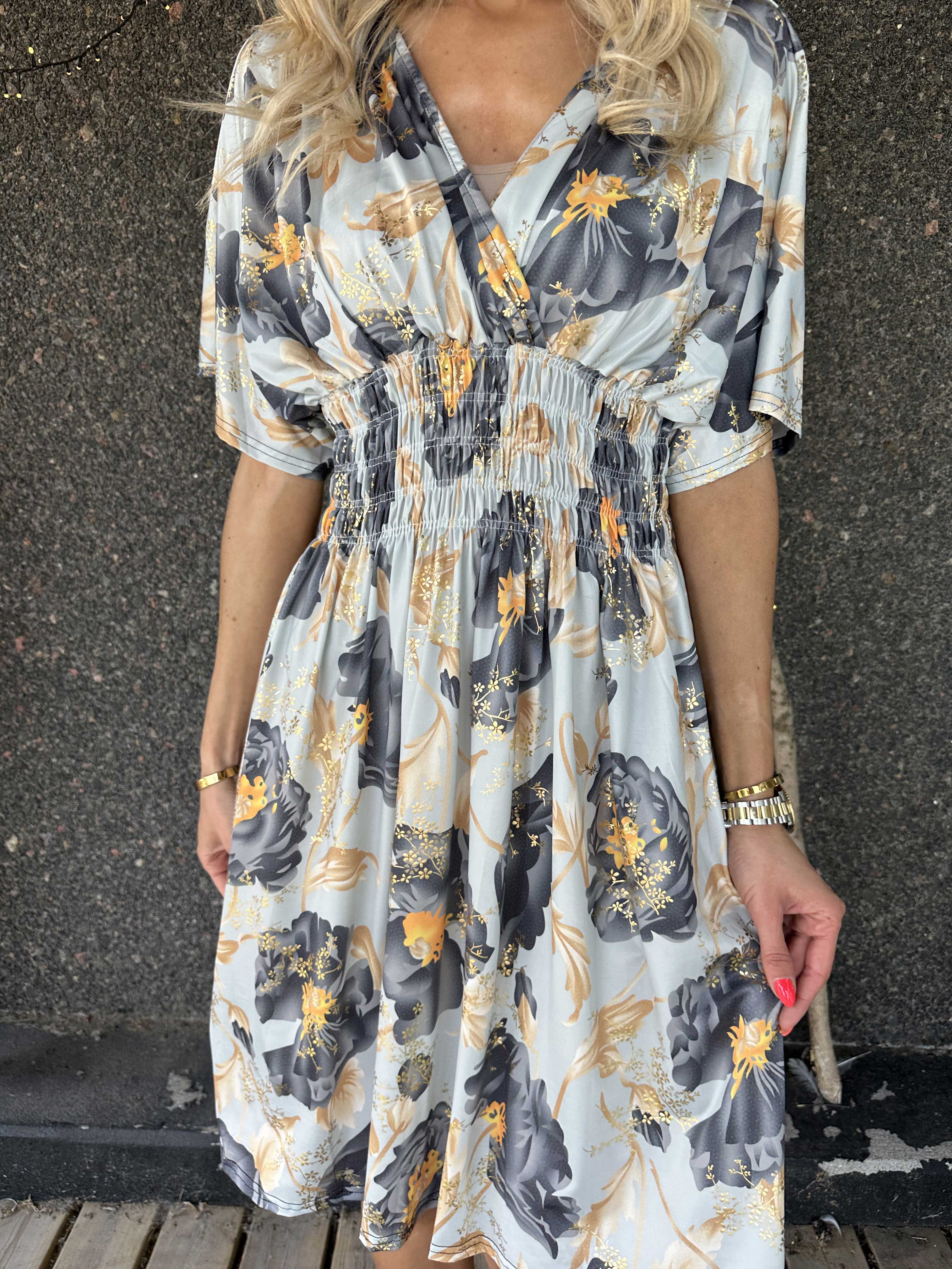 Pams Botanic Short - Elastisk kjole med blomstermotiver