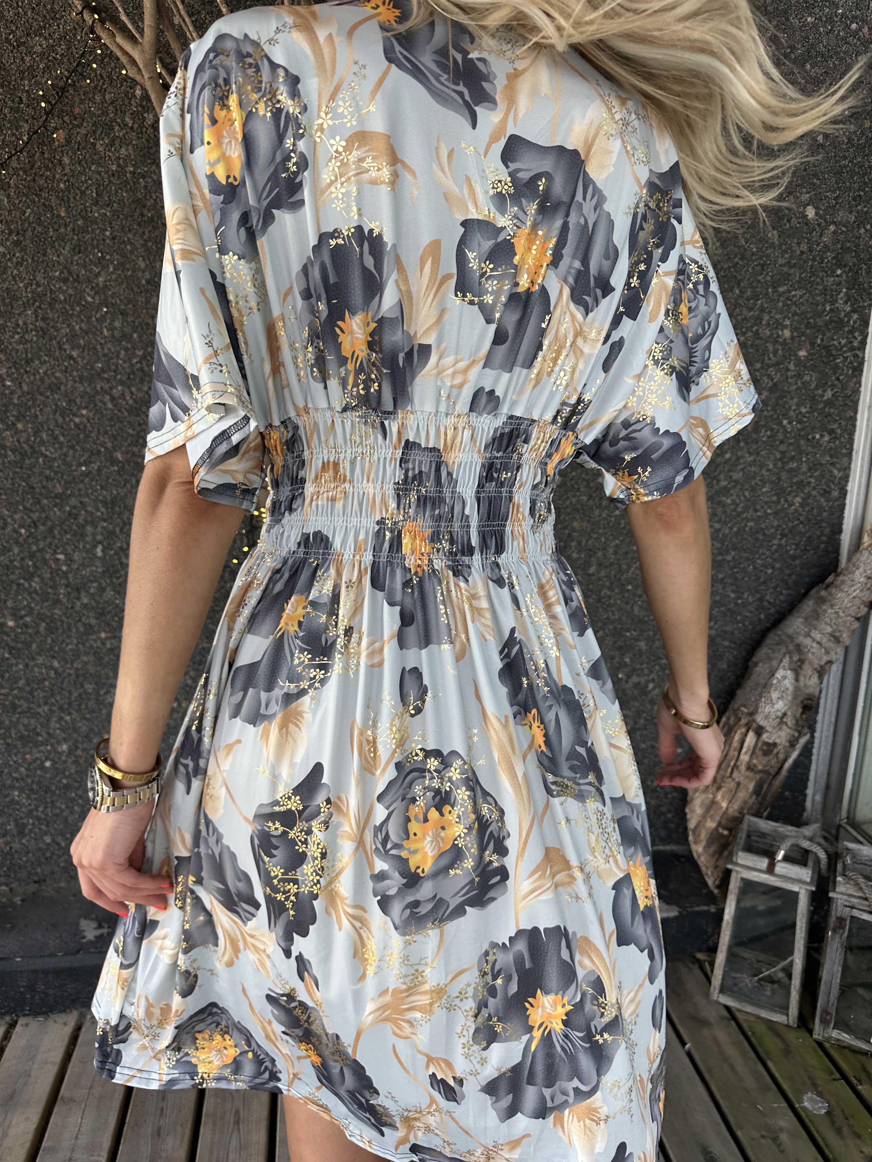 Pams Botanic Short - Elastisk kjole med blomstermotiver