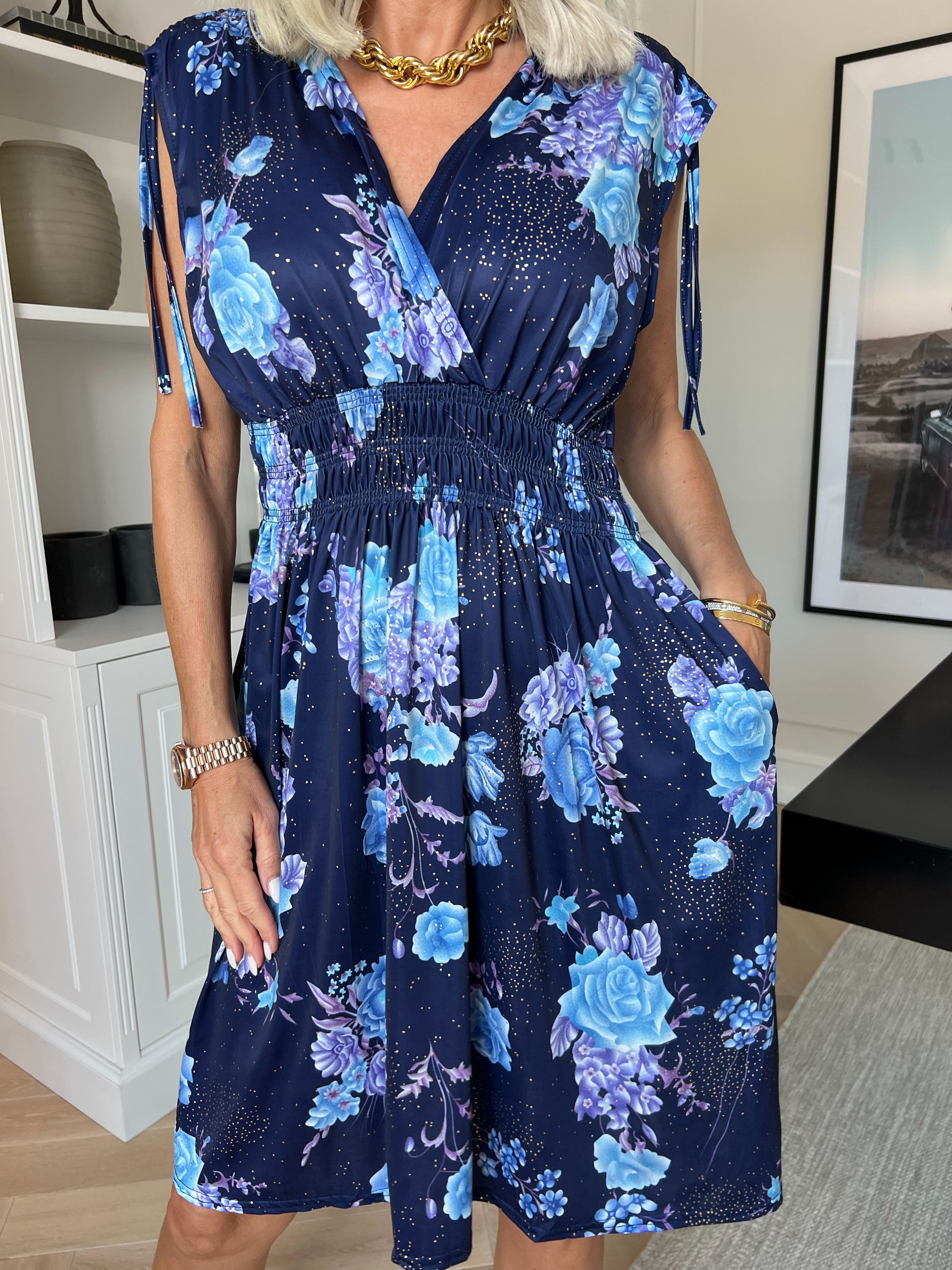 Pams Bouquet Short - Kort elastisk kjole med blomster, guld støv og lommer