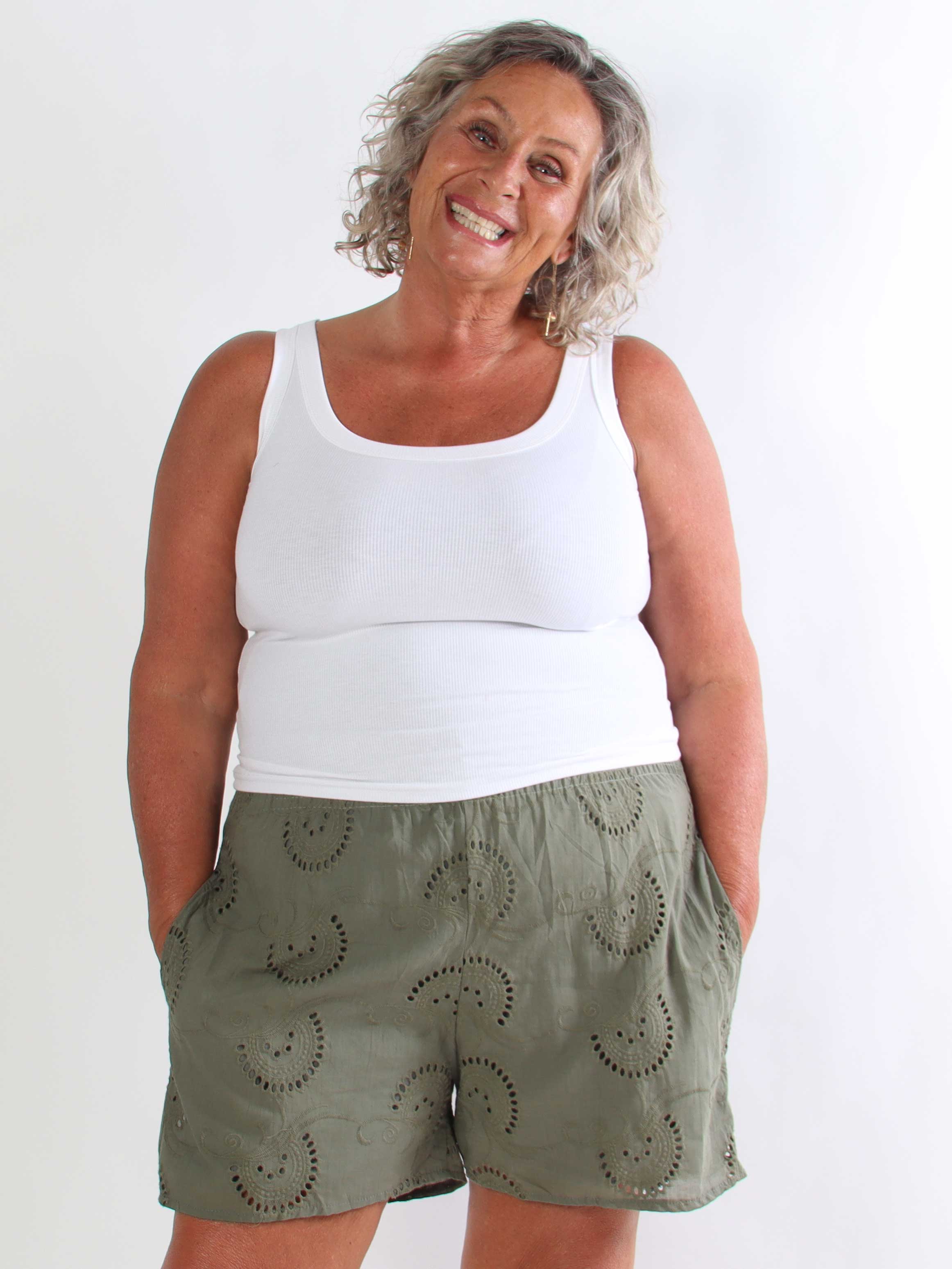 Pams Broderie Shorts - Højtaljede plus size shorts i broderie anglaise