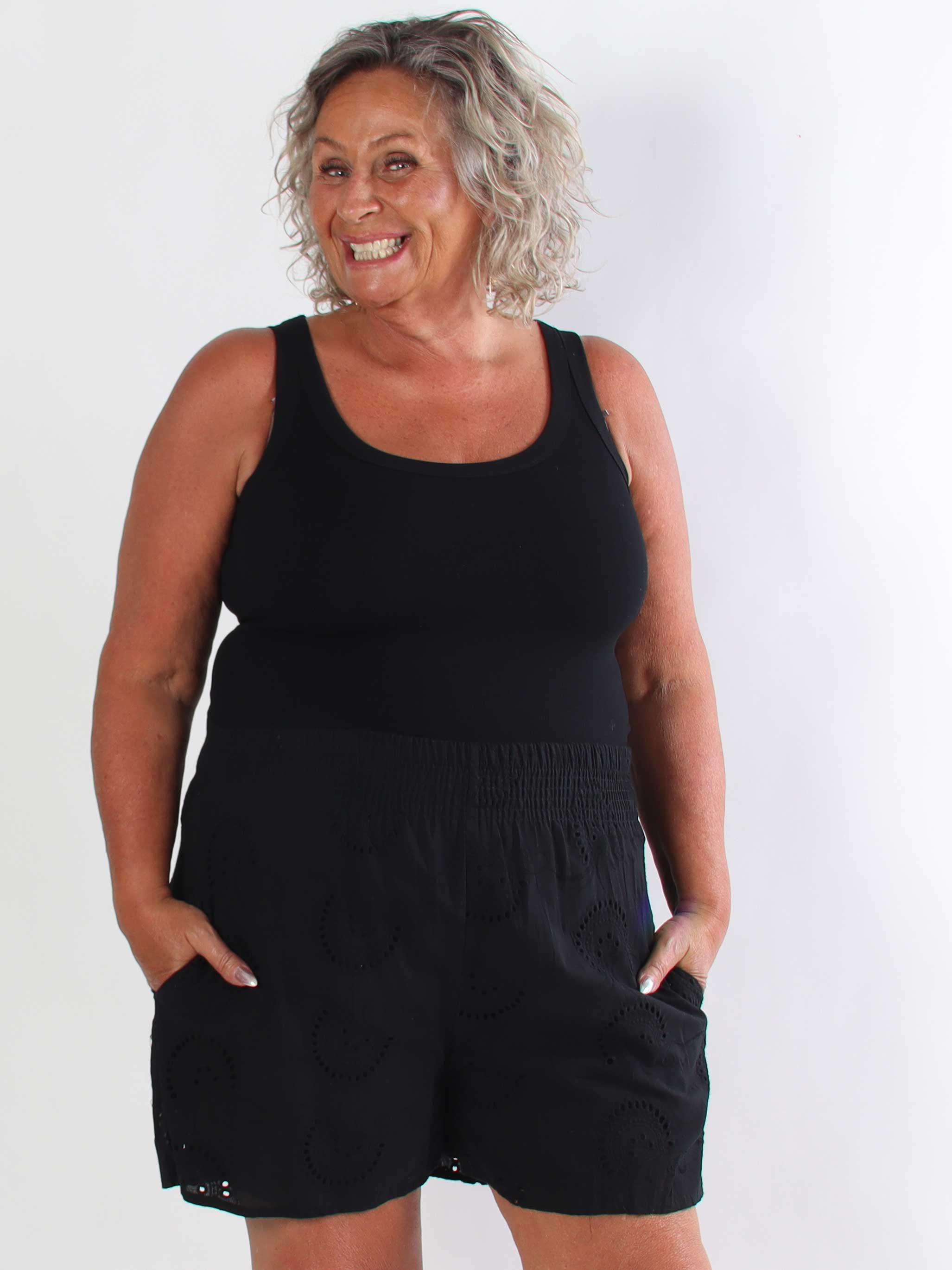 Pams Broderie Shorts - Højtaljede plus size shorts i broderie anglaise