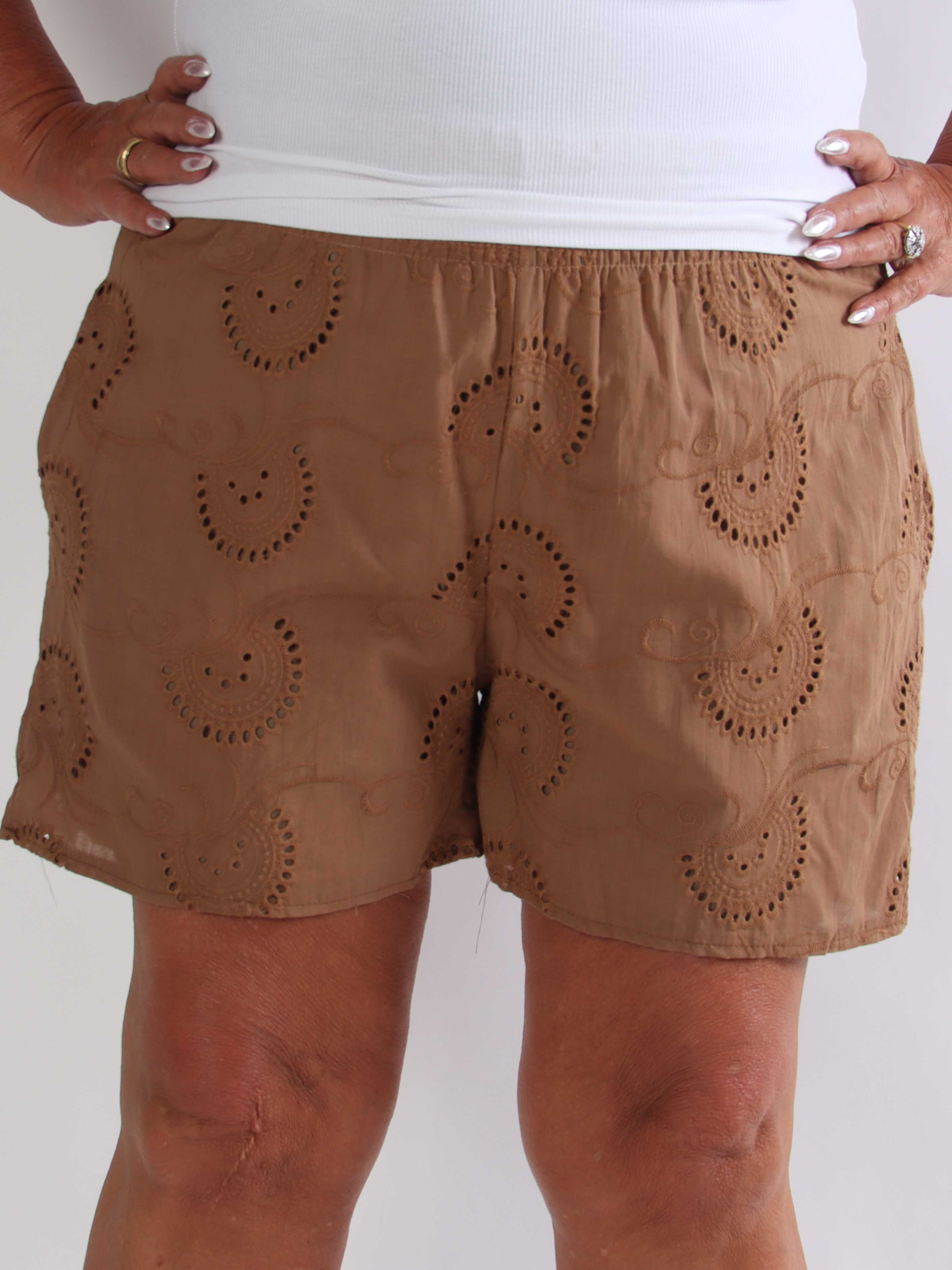 Pams Broderie Shorts - Højtaljede plus size shorts i broderie anglaise