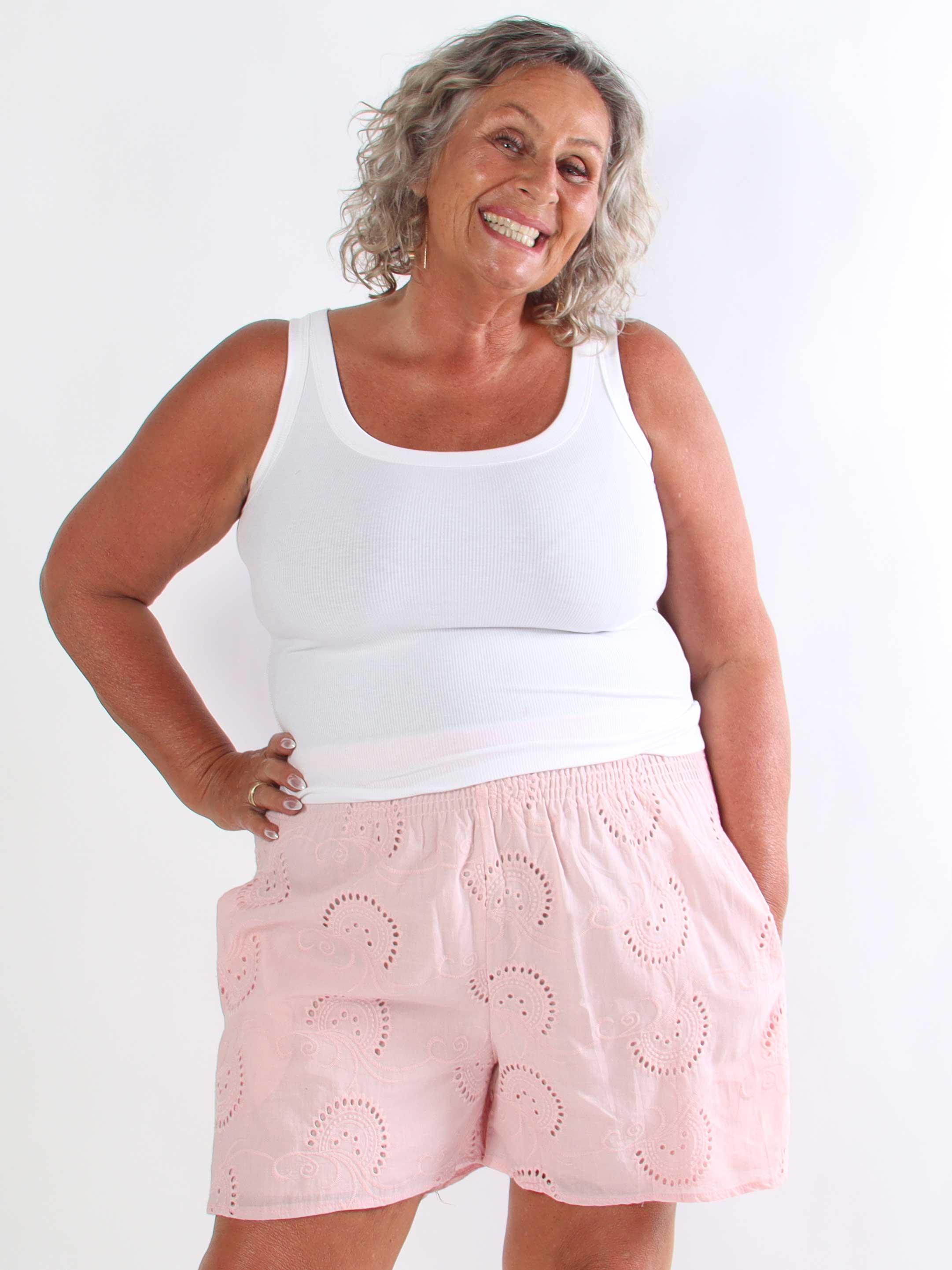 Pams Broderie Shorts - Højtaljede plus size shorts i broderie anglaise