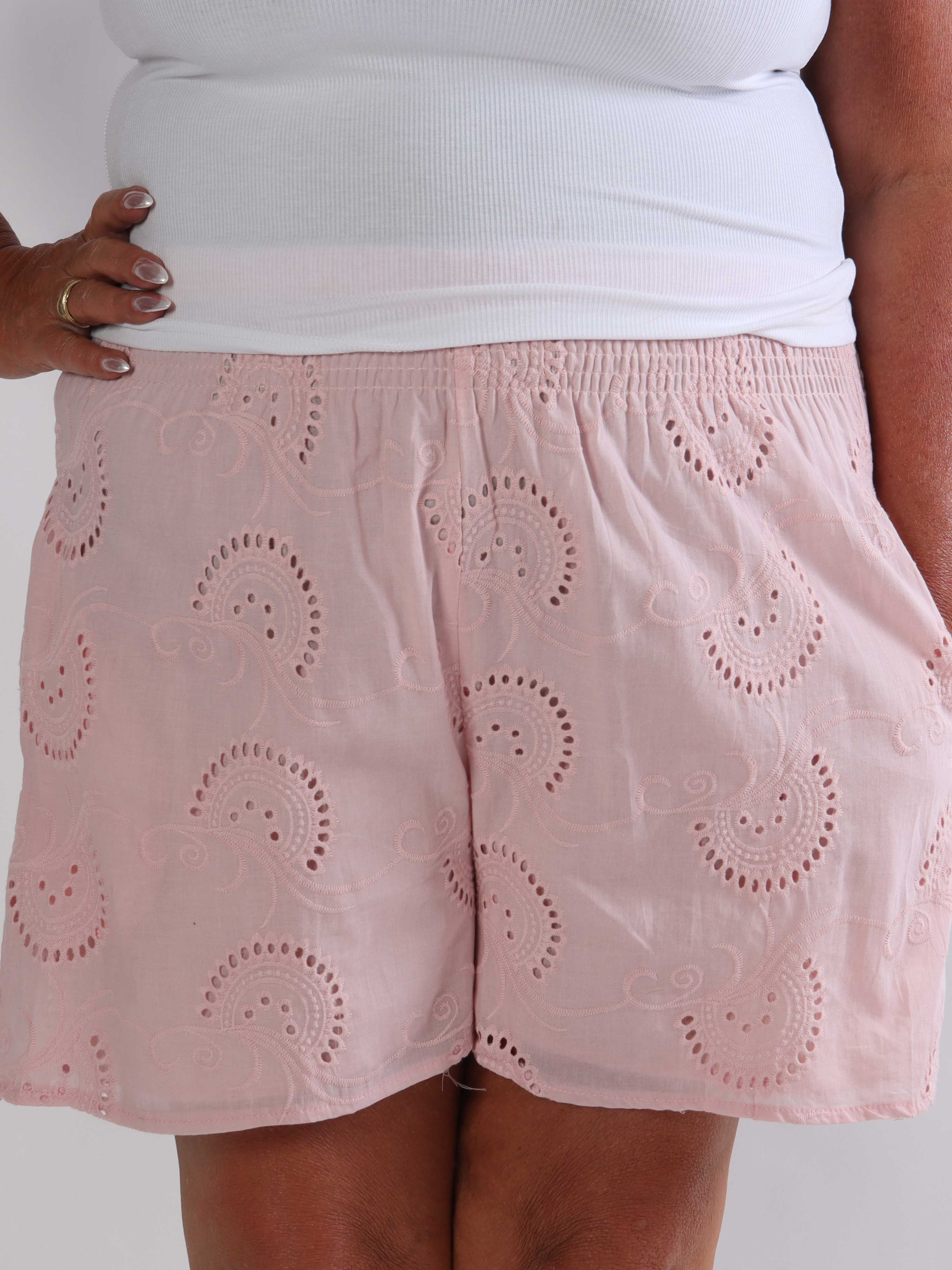 Pams Broderie Shorts - Højtaljede plus size shorts i broderie anglaise