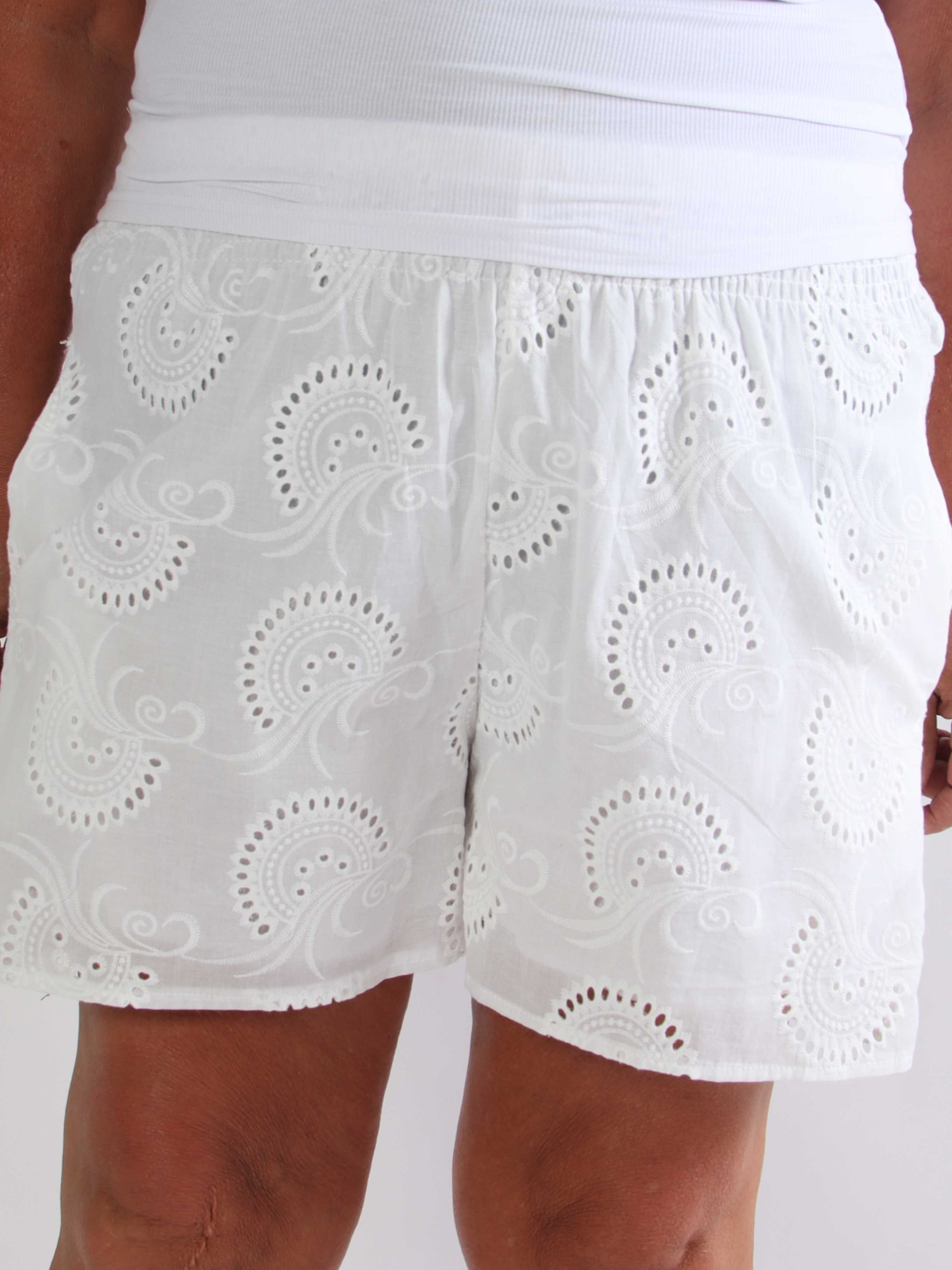 Pams Broderie Shorts - Højtaljede plus size shorts i broderie anglaise