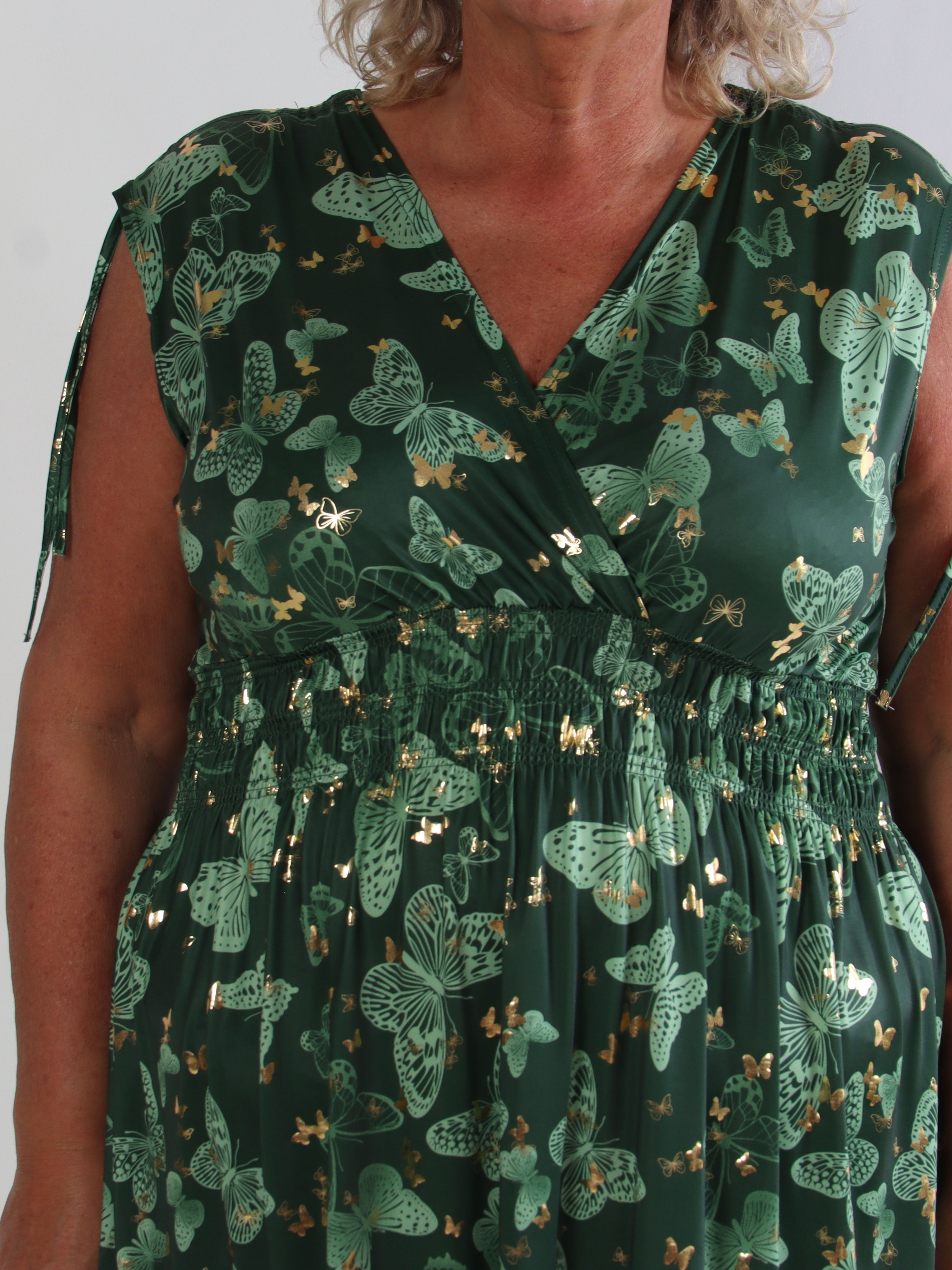 Pams Butterfly Sleeveless Short - Plus size kjole med sommerfugleprint og smock i livet