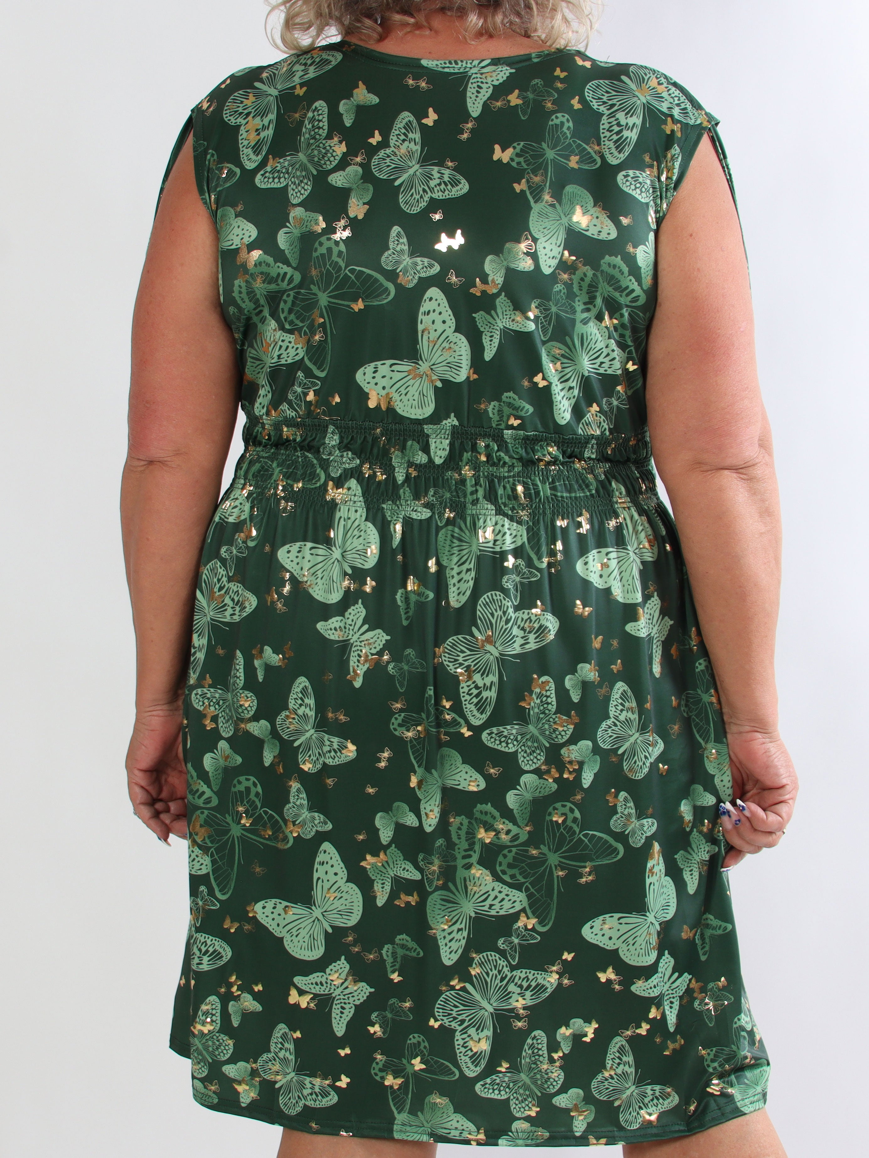 Pams Butterfly Sleeveless Short - Plus size kjole med sommerfugleprint og smock i livet