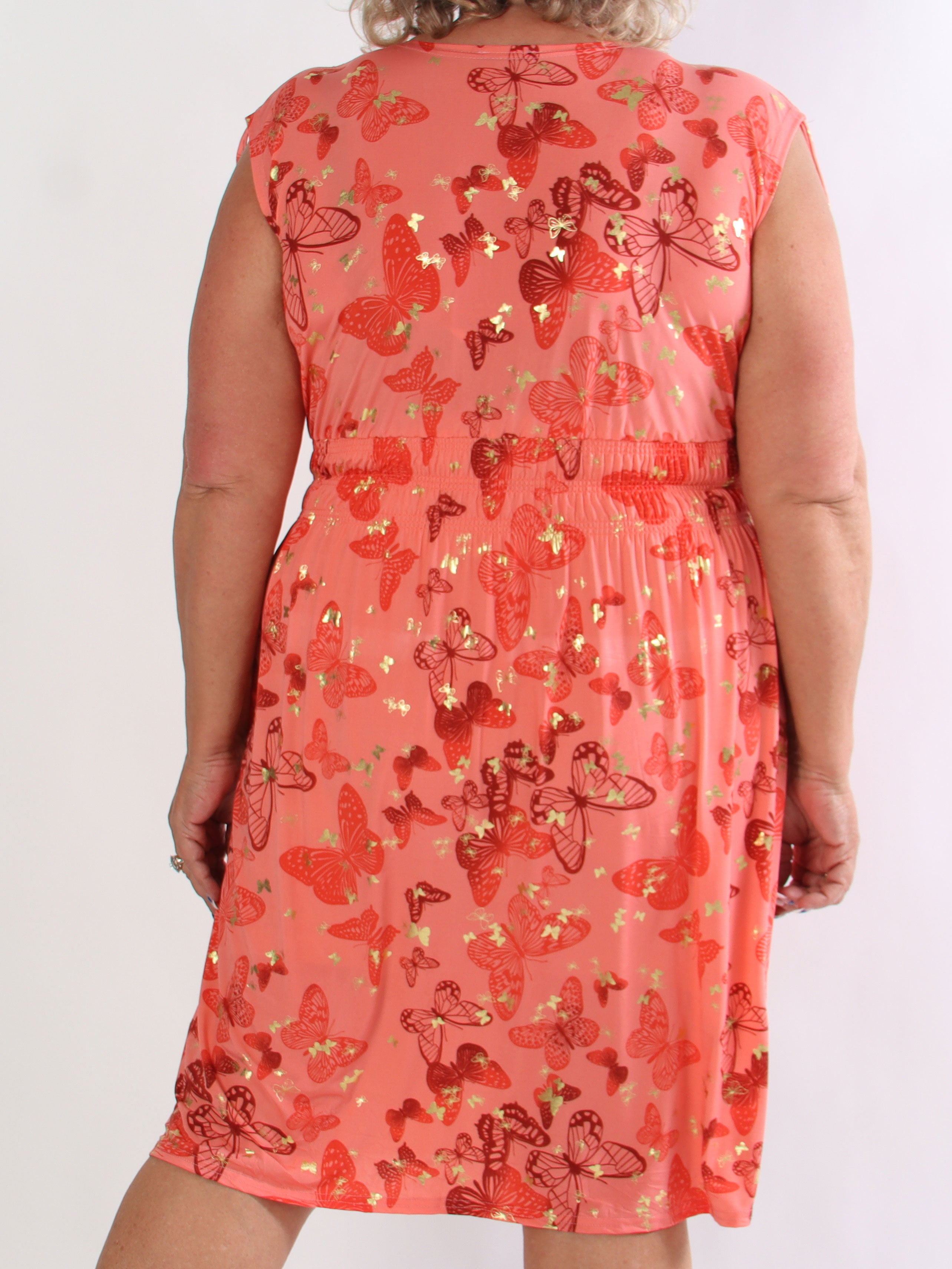 Pams Butterfly Sleeveless Short - Plus size kjole med sommerfugleprint og smock i livet