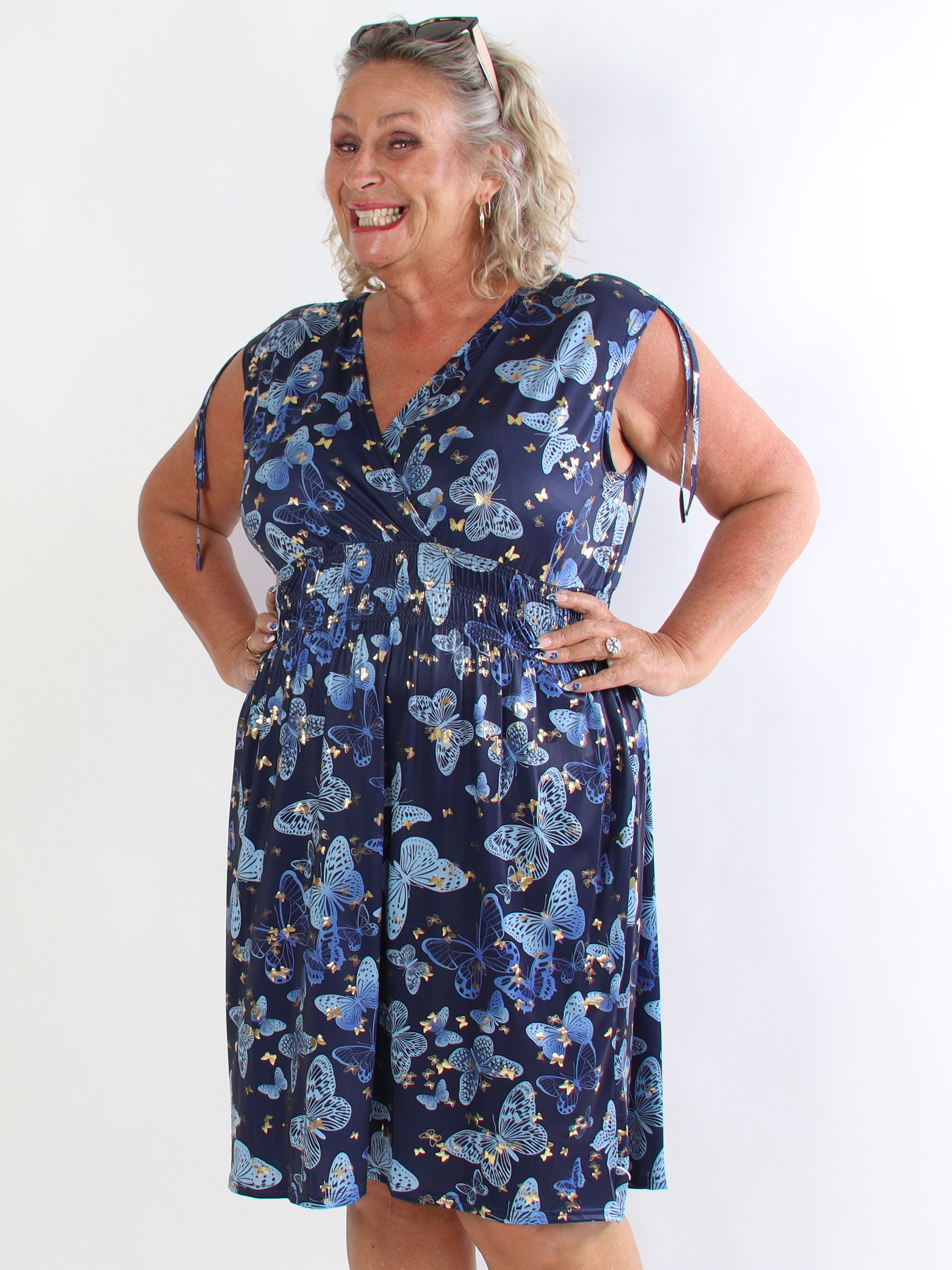 Pams Butterfly Sleeveless Short - Plus size kjole med sommerfugleprint og smock i livet
