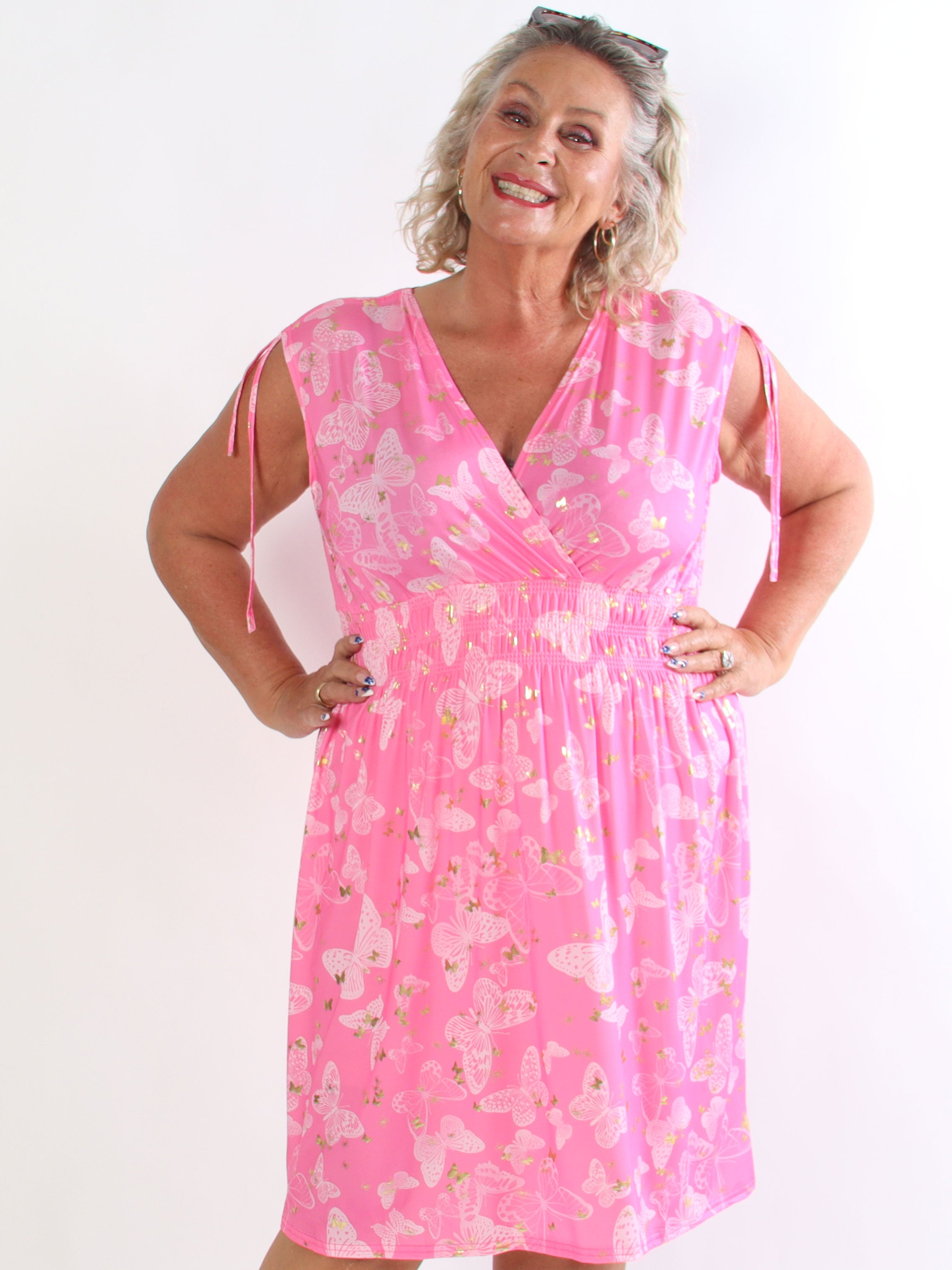Pams Butterfly Sleeveless Short - Plus size kjole med sommerfugleprint og smock i livet