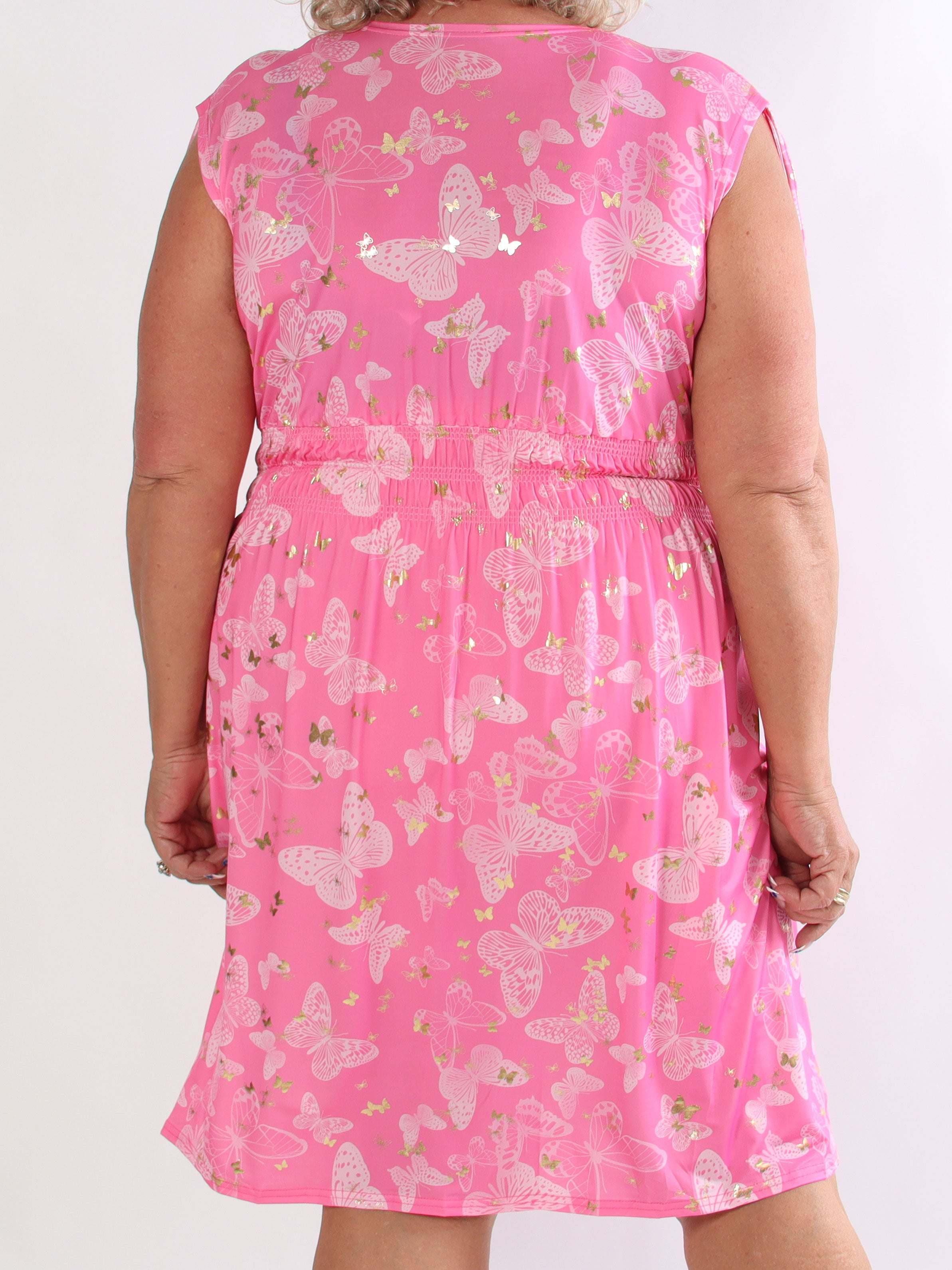 Pams Butterfly Sleeveless Short - Plus size kjole med sommerfugleprint og smock i livet
