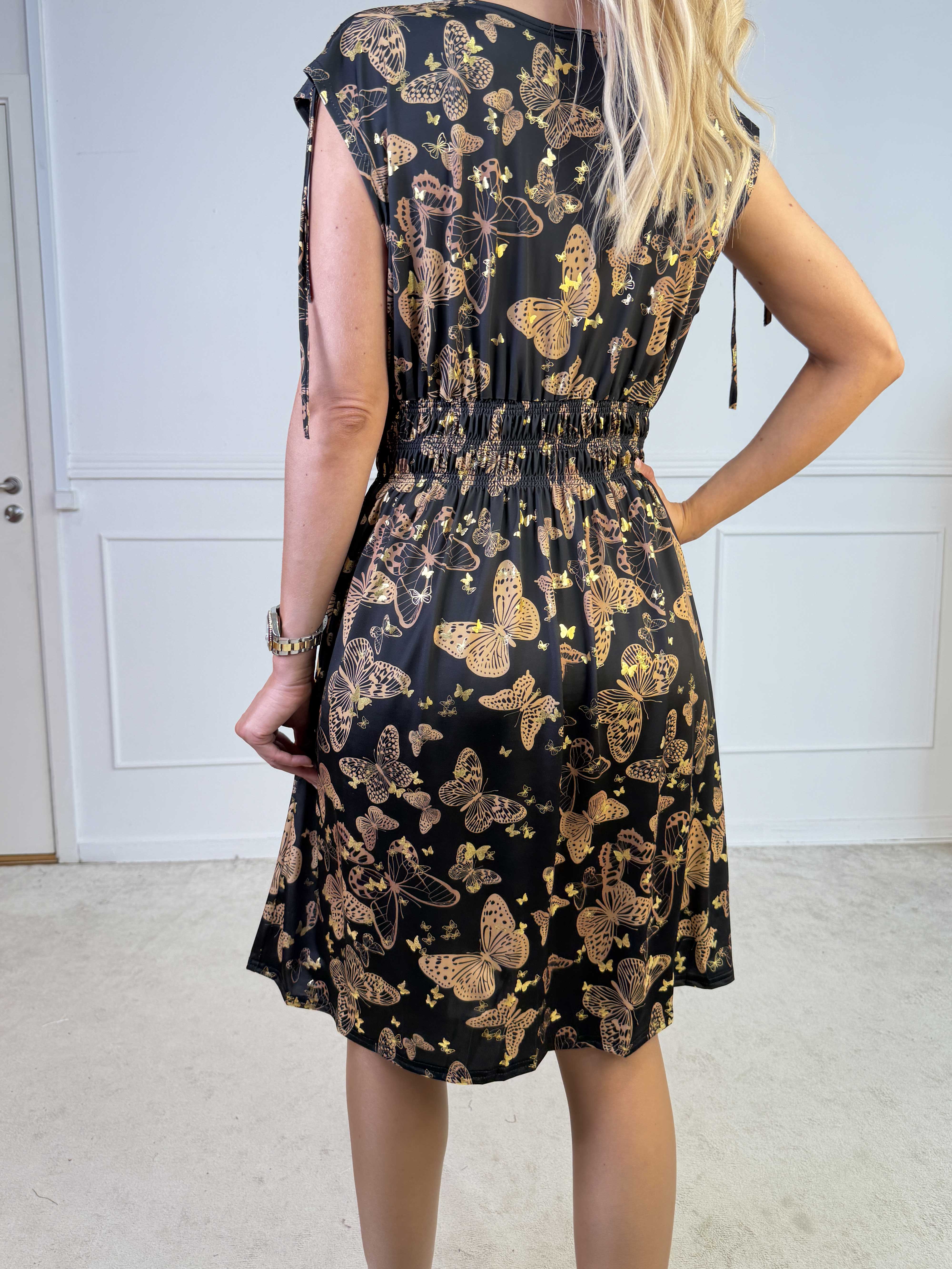 Pams Butterfly Sleeveless Short - Elastisk kjole med sommerfugleprint og smock i livet