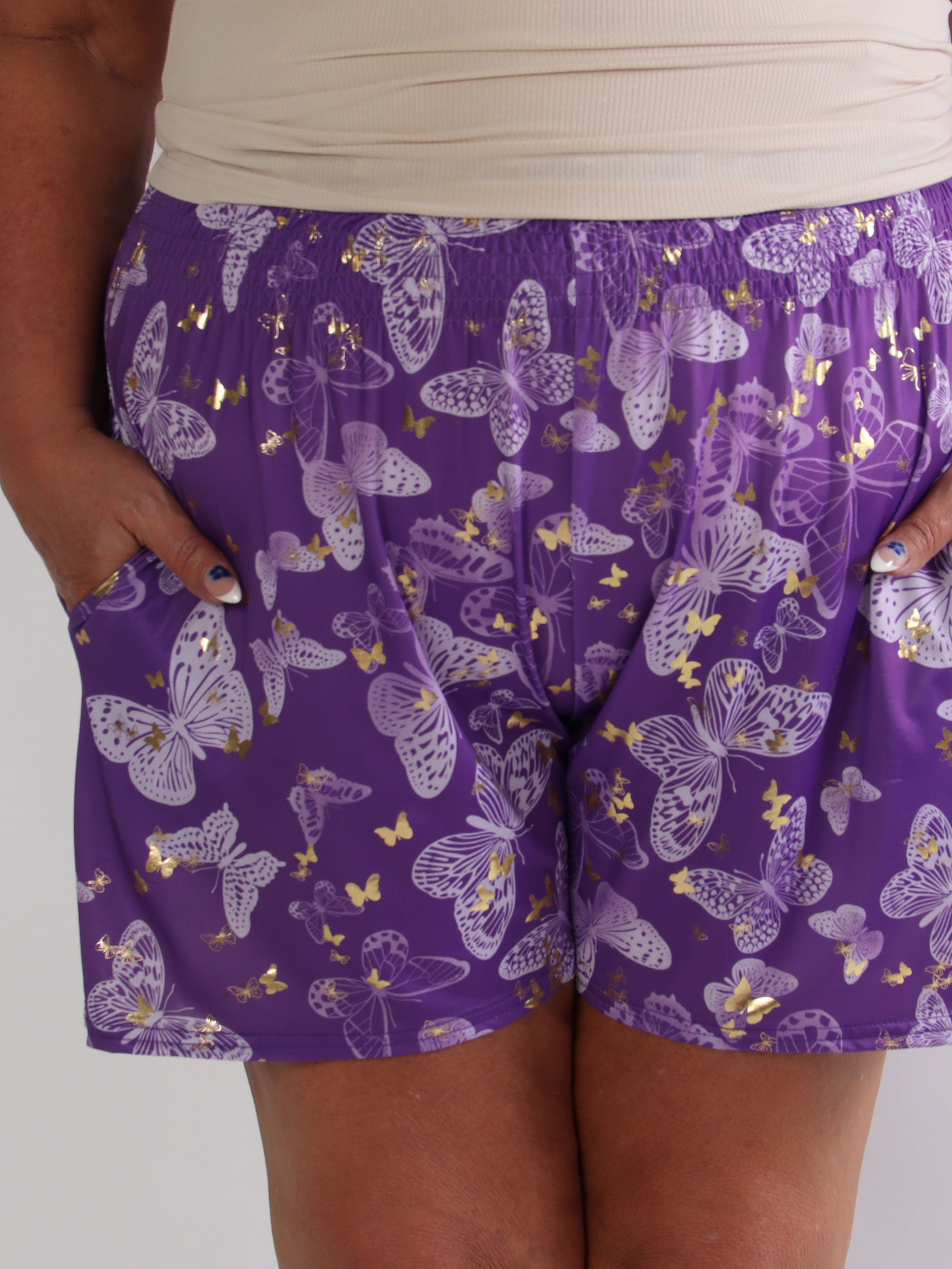 Pams Butterfly Shorts - Plus size shorts med sommerfugleprint og gulddetaljer