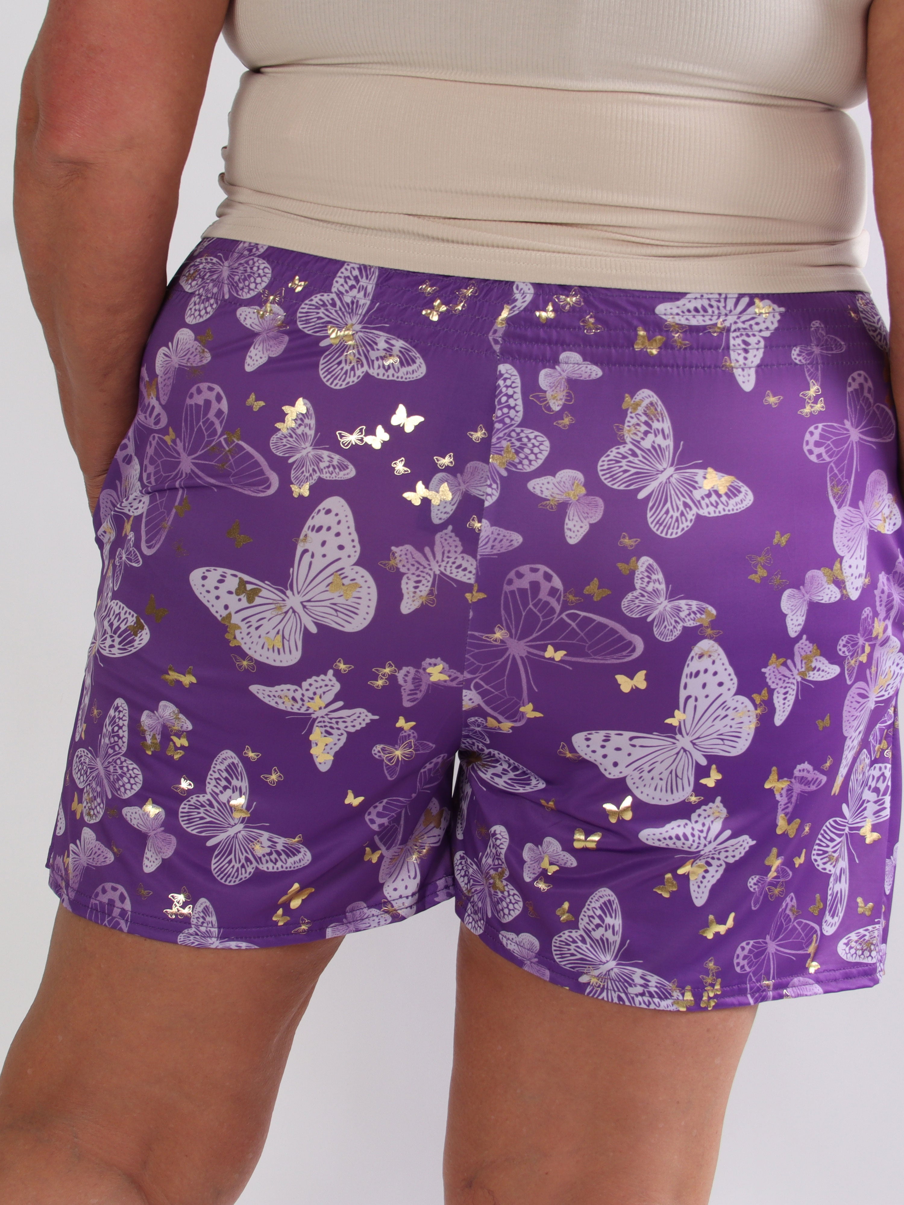 Pams Butterfly Shorts - Plus size shorts med sommerfugleprint og gulddetaljer