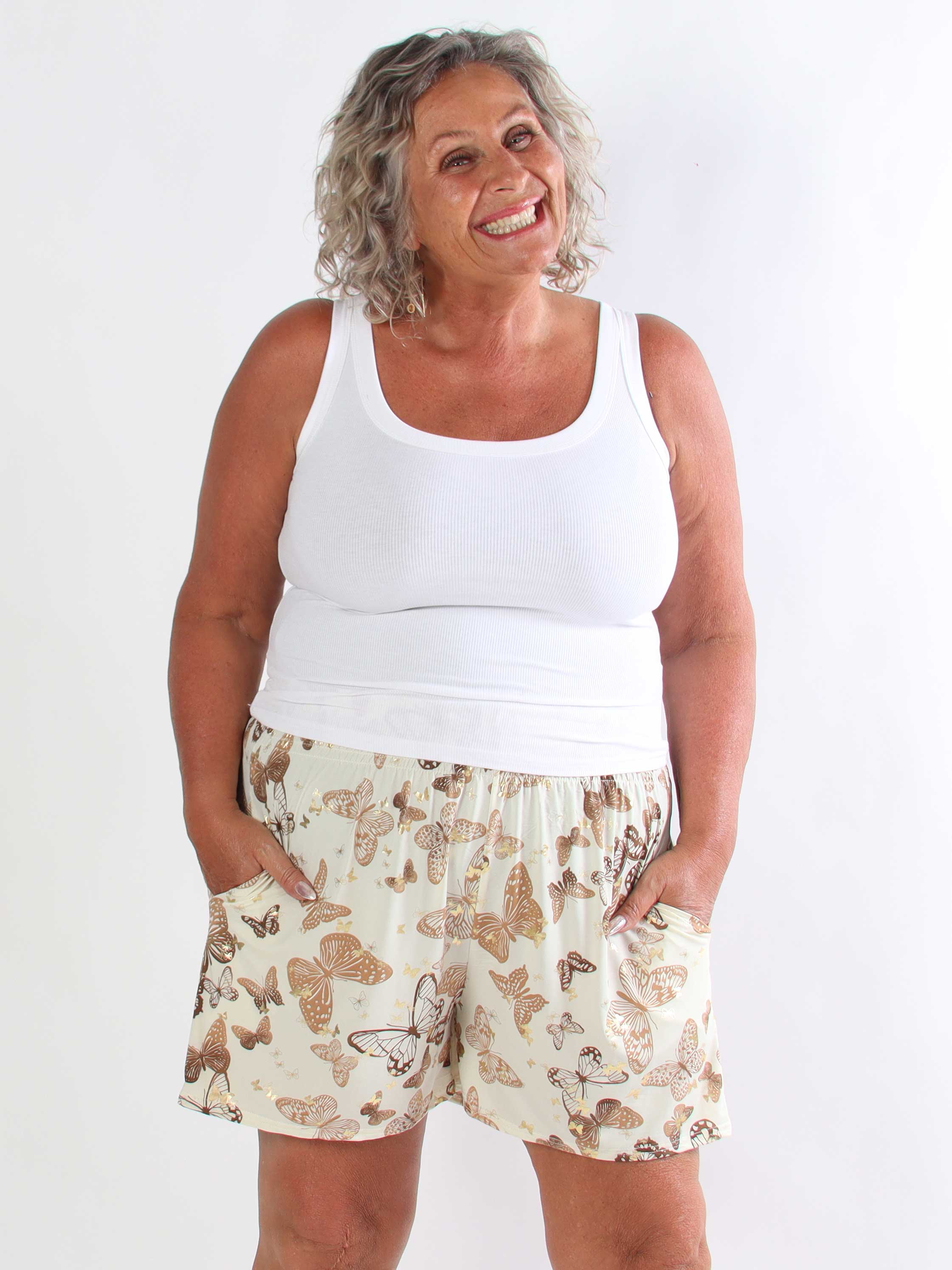 Pams Butterfly Shorts - Plus size shorts med sommerfugleprint og gulddetaljer
