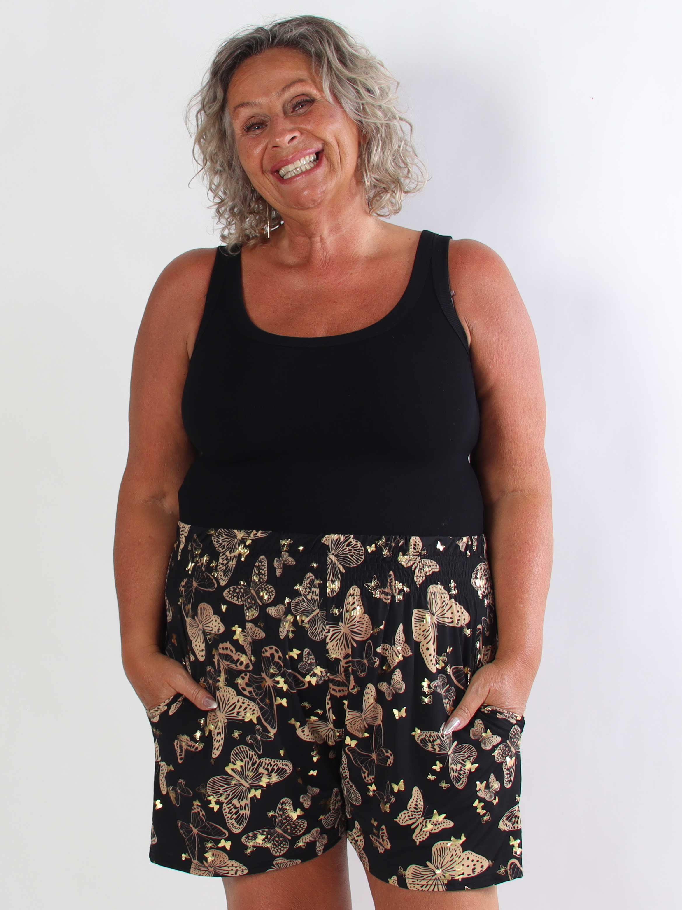 Pams Butterfly Shorts - Plus size shorts med sommerfugleprint og gulddetaljer