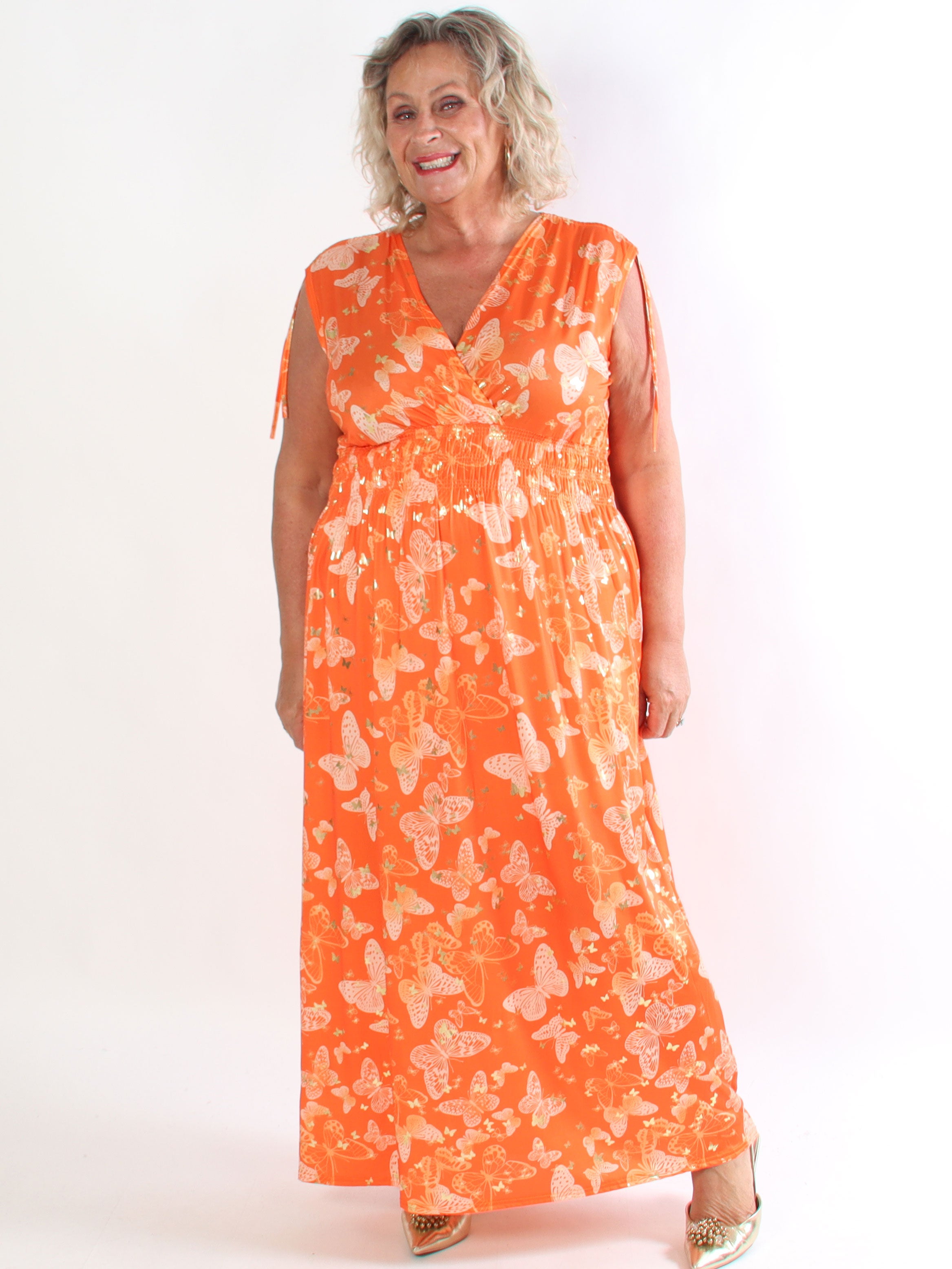 Pams Butterfly Sleeveless - Lang plus size kjole med sommerfugleprint og gulddetaljer