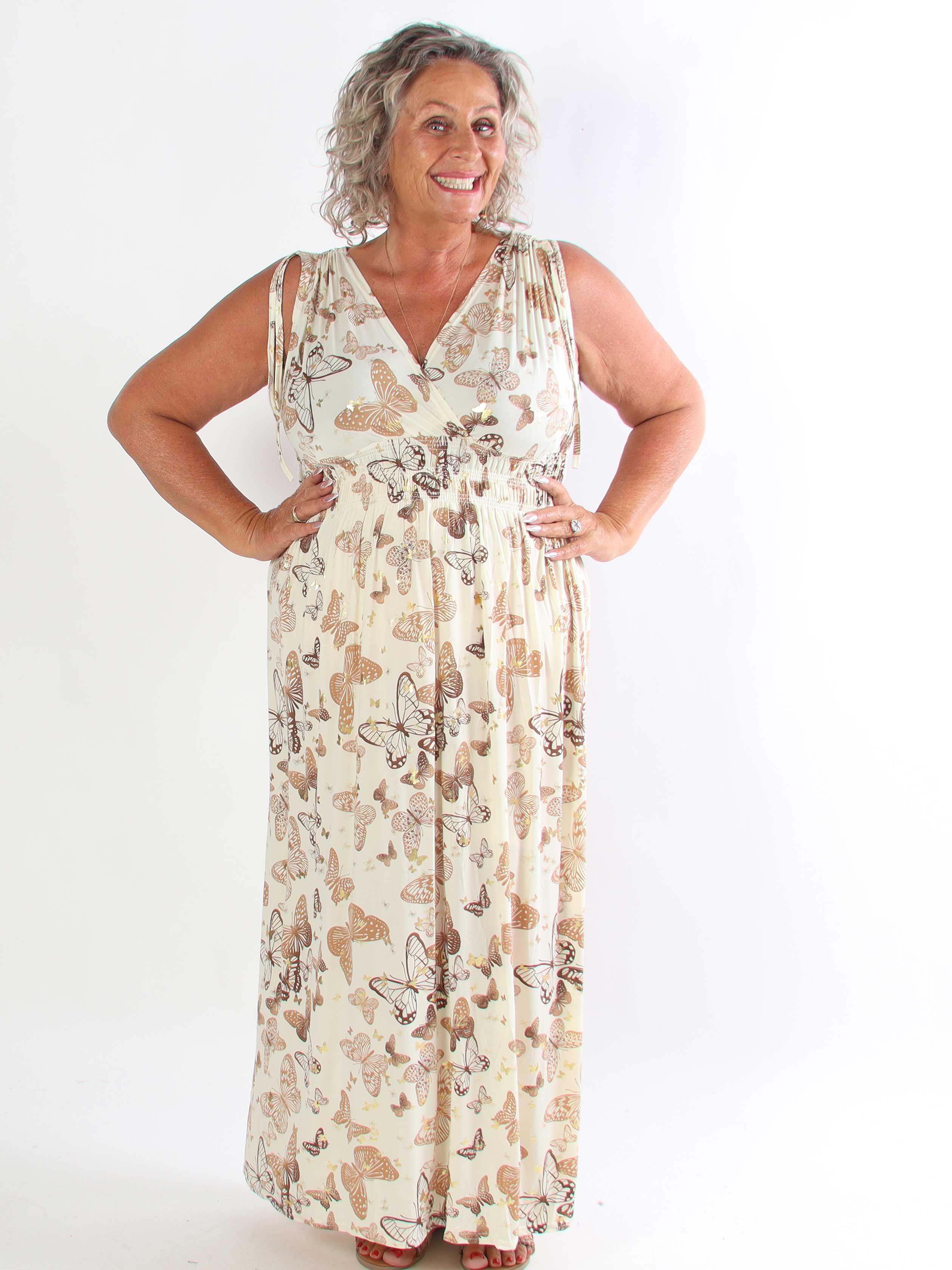 Pams Butterfly Sleeveless - Lang plus size kjole med sommerfugleprint og gulddetaljer