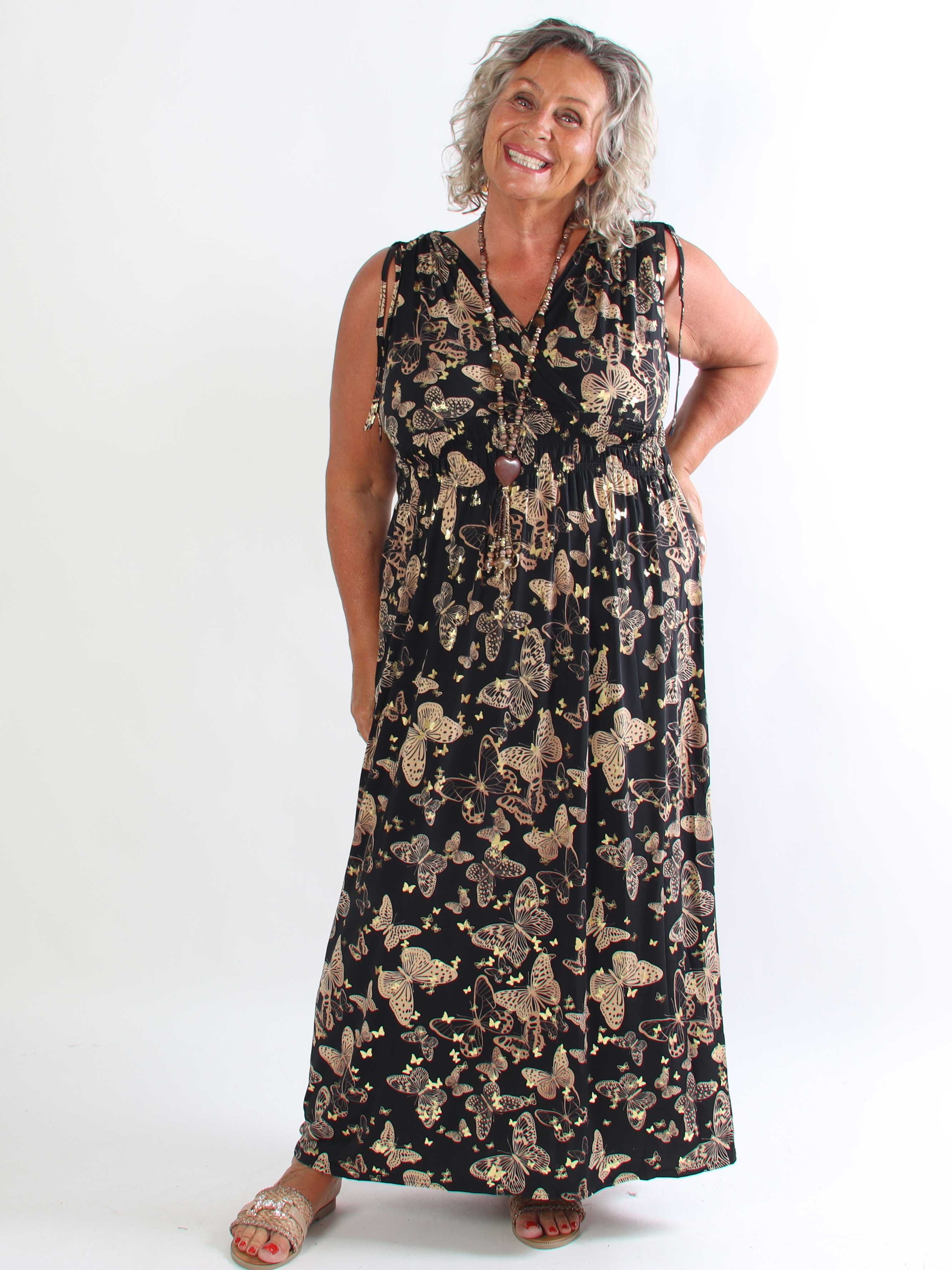 Pams Butterfly Sleeveless - Lang plus size kjole med sommerfugleprint og gulddetaljer