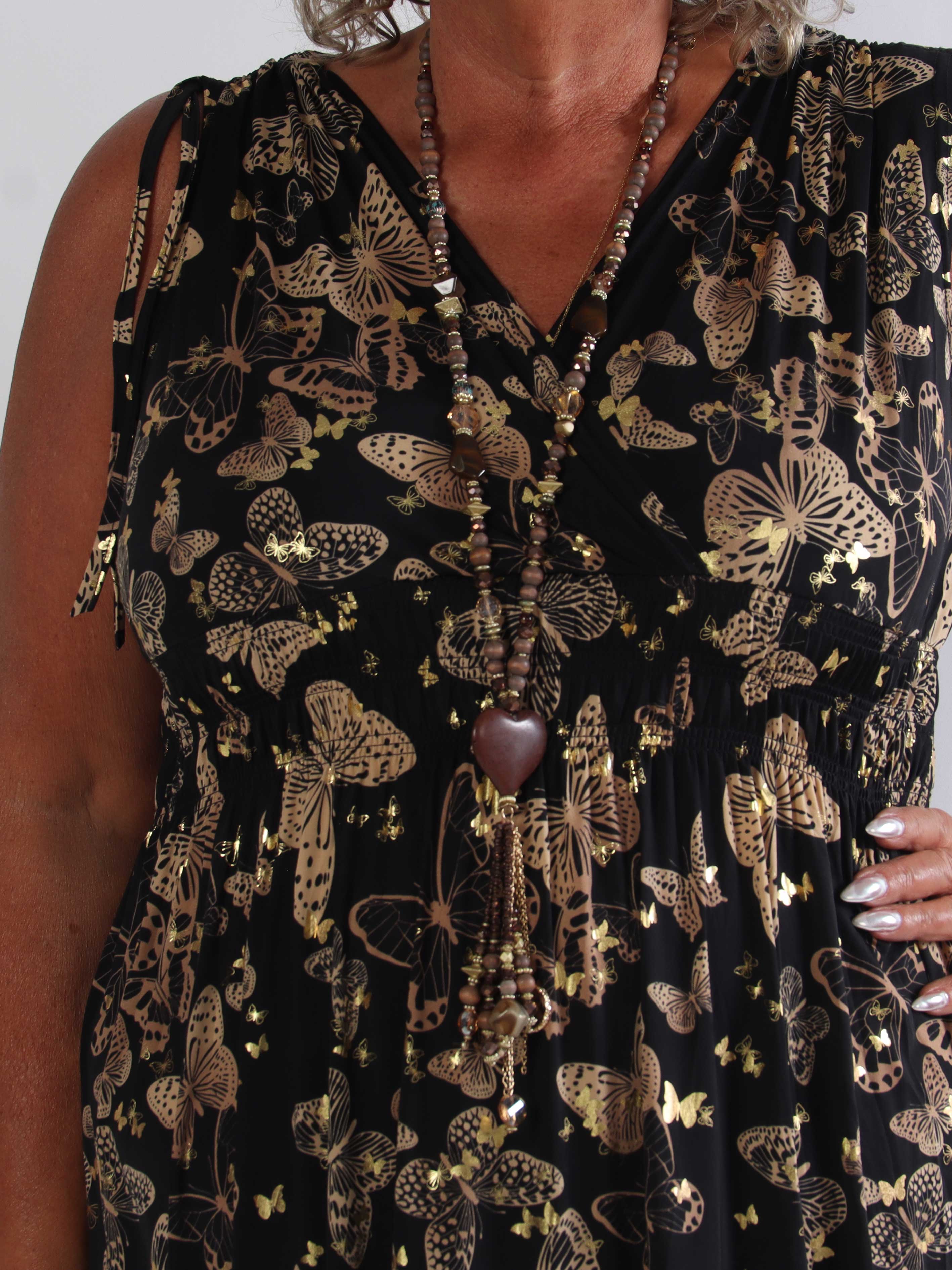 Pams Butterfly Sleeveless - Lang plus size kjole med sommerfugleprint og gulddetaljer