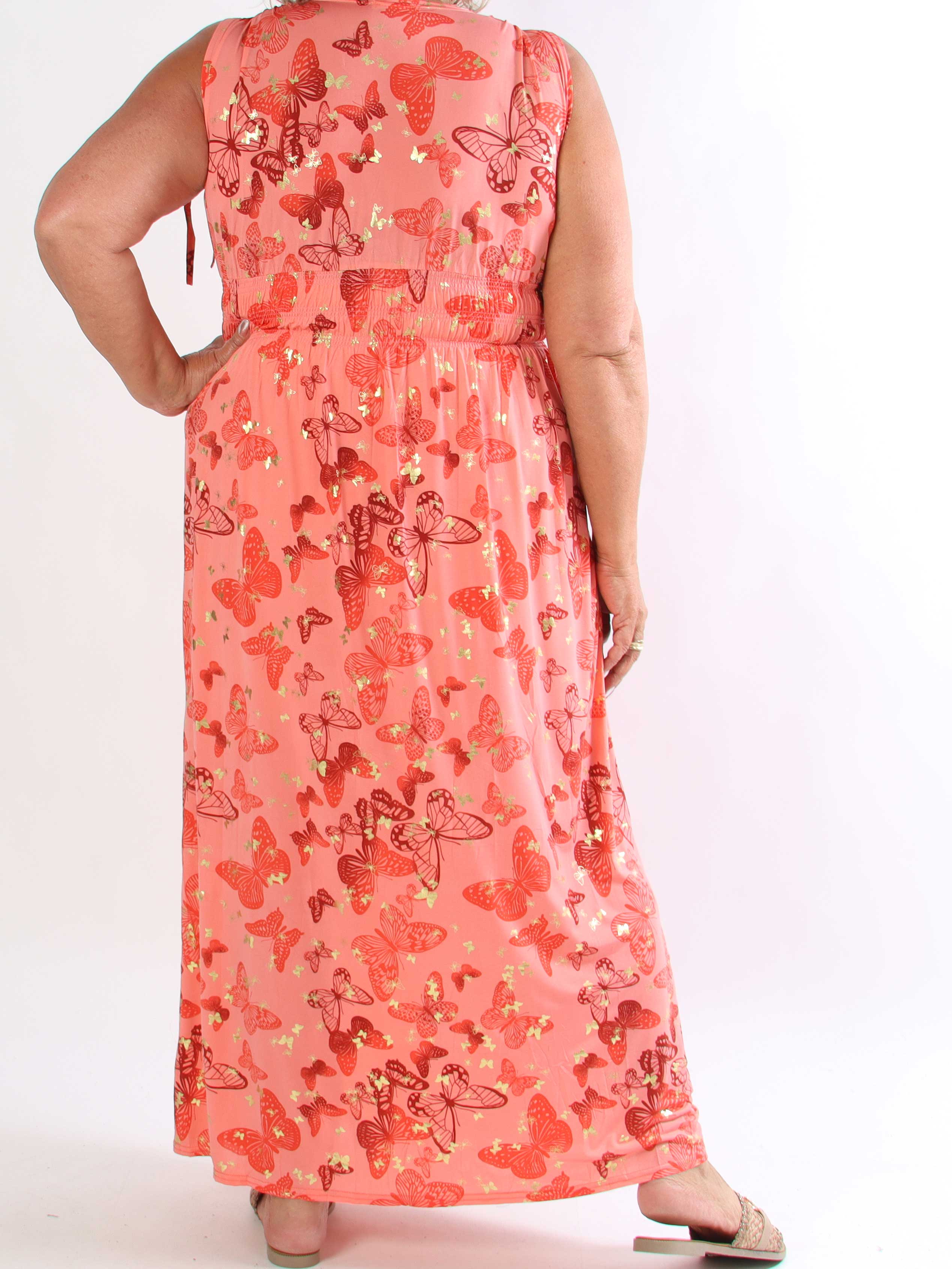 Pams Butterfly Sleeveless - Lang plus size kjole med sommerfugleprint og gulddetaljer