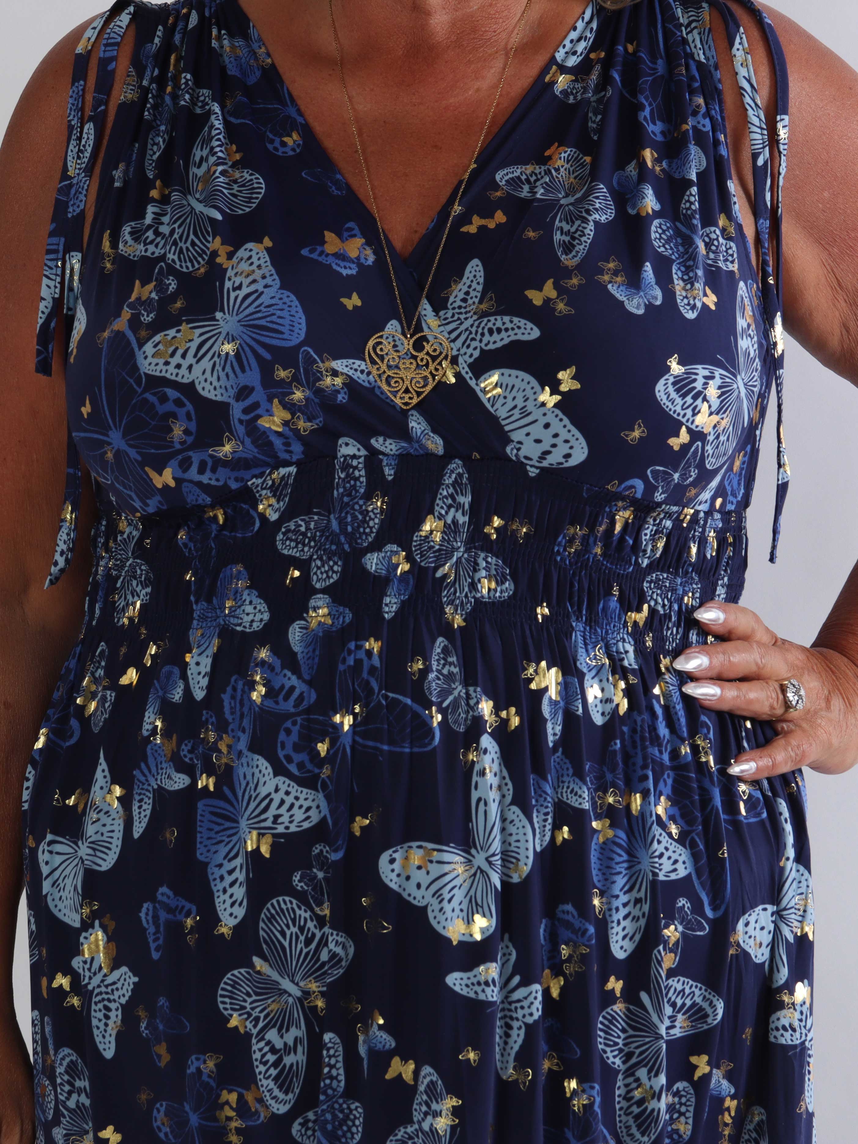 Pams Butterfly Sleeveless - Lang plus size kjole med sommerfugleprint og gulddetaljer