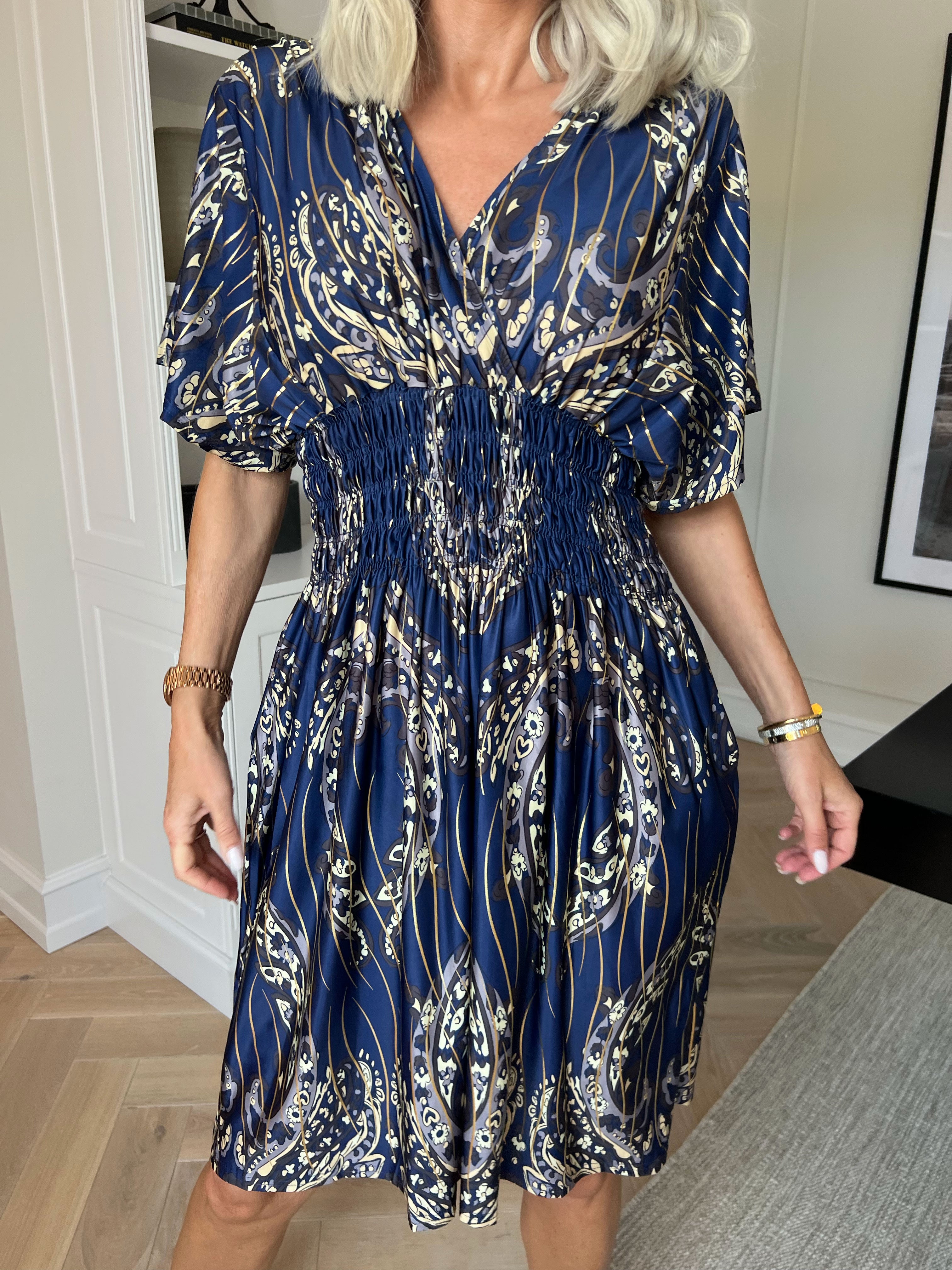 Pams Decor Short - Elastisk kjole med fine mønstre, gyldne strejf og lommer