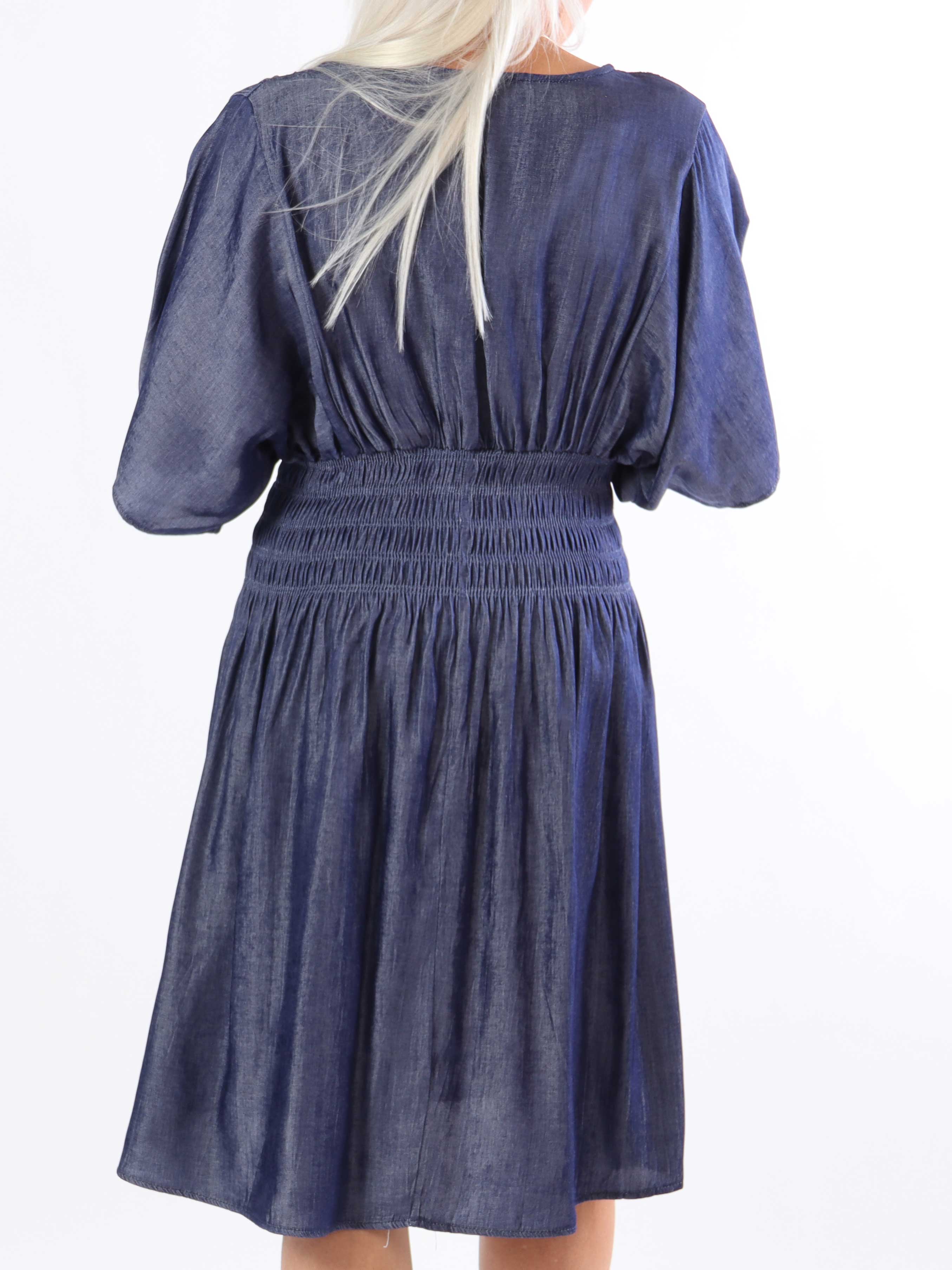 Pams Denim Short - Plus size kjole med smock under brystet