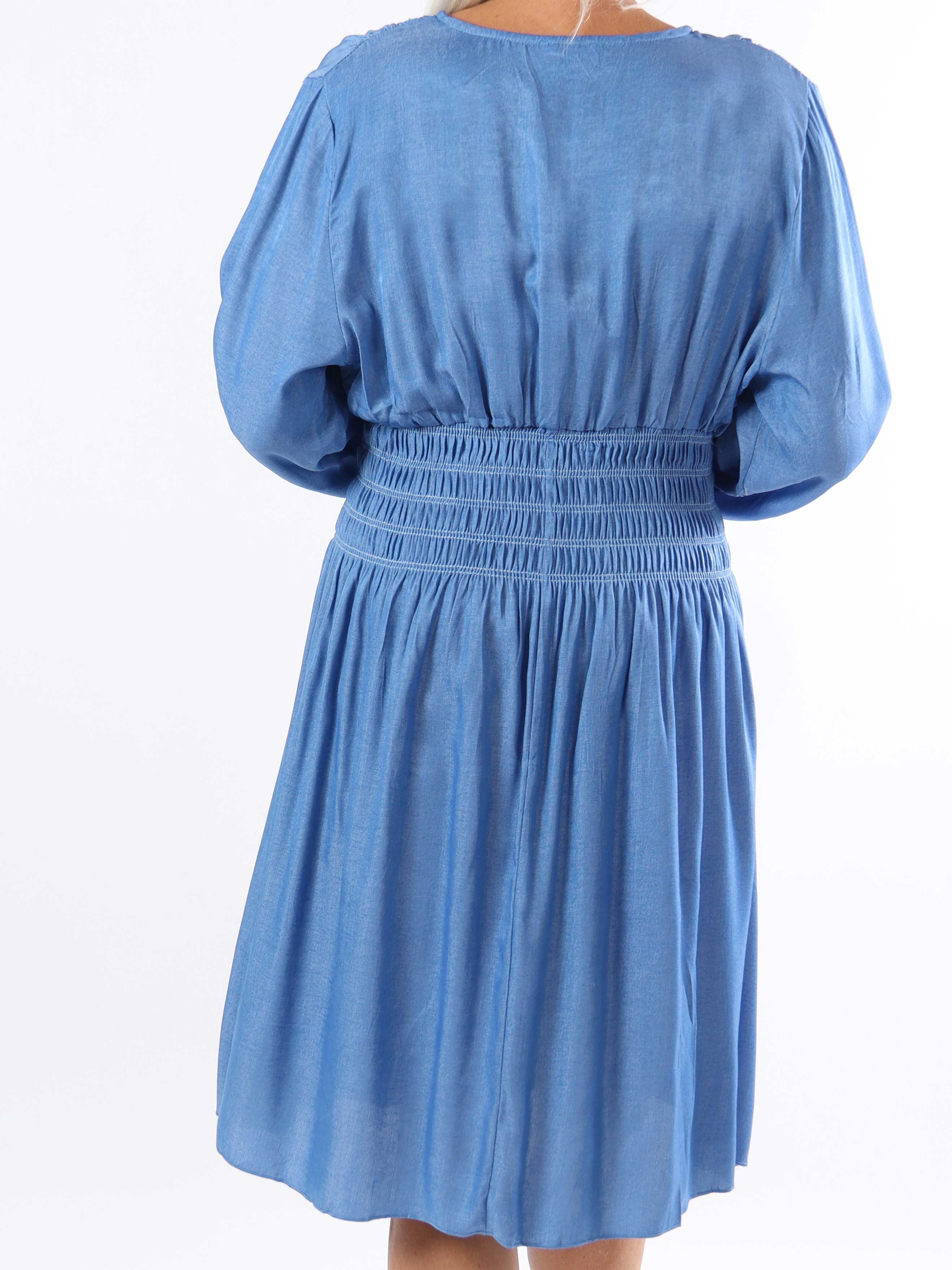 Pams Denim Short L/S - Plus size kjole med smock i livet