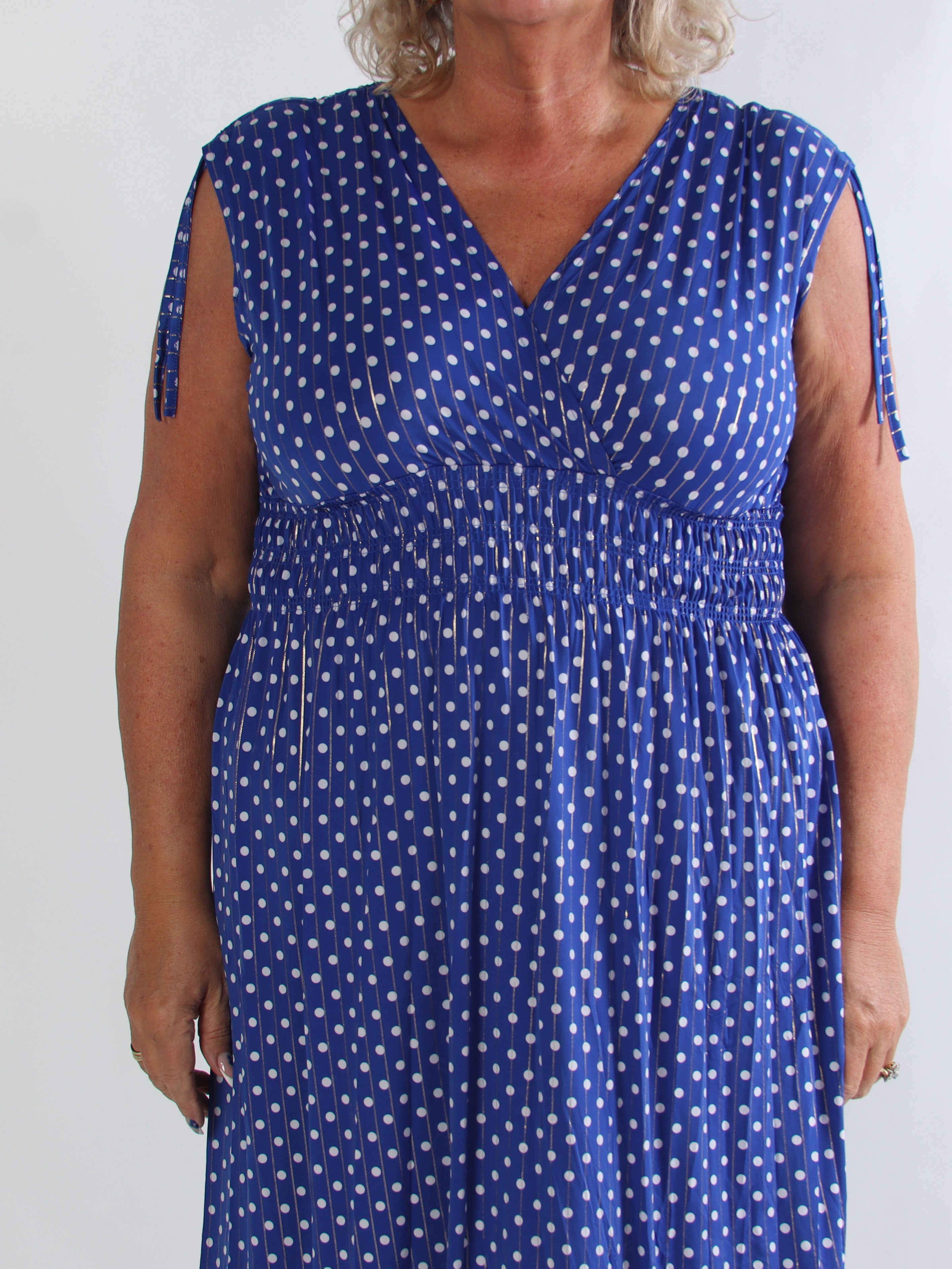Pams Dot Midi N/S - Elastisk plus size kjole med prikker og smock i livet
