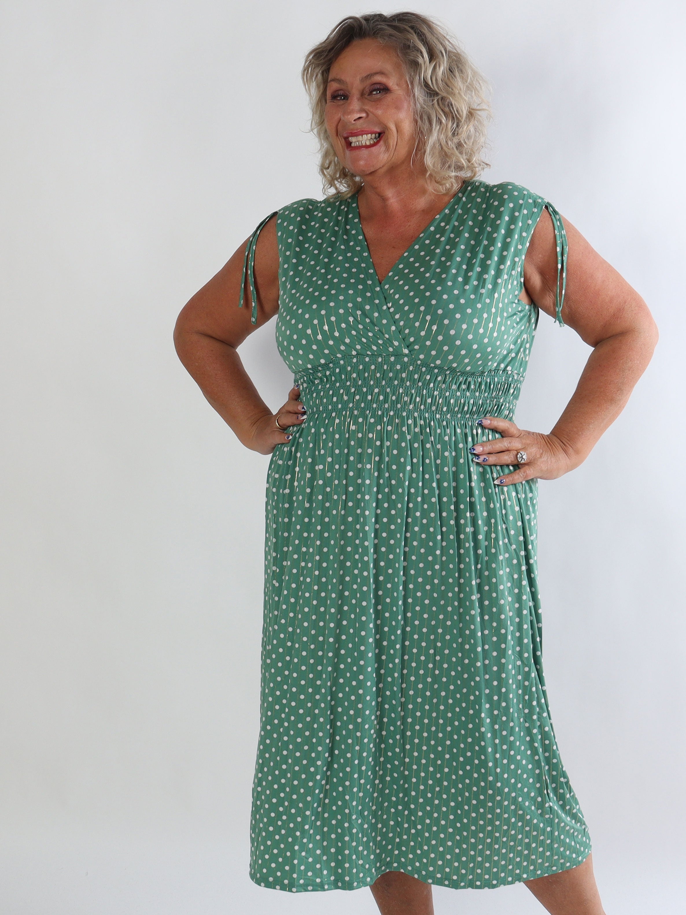Pams Dot Midi N/S - Elastisk plus size kjole med prikker og smock i livet