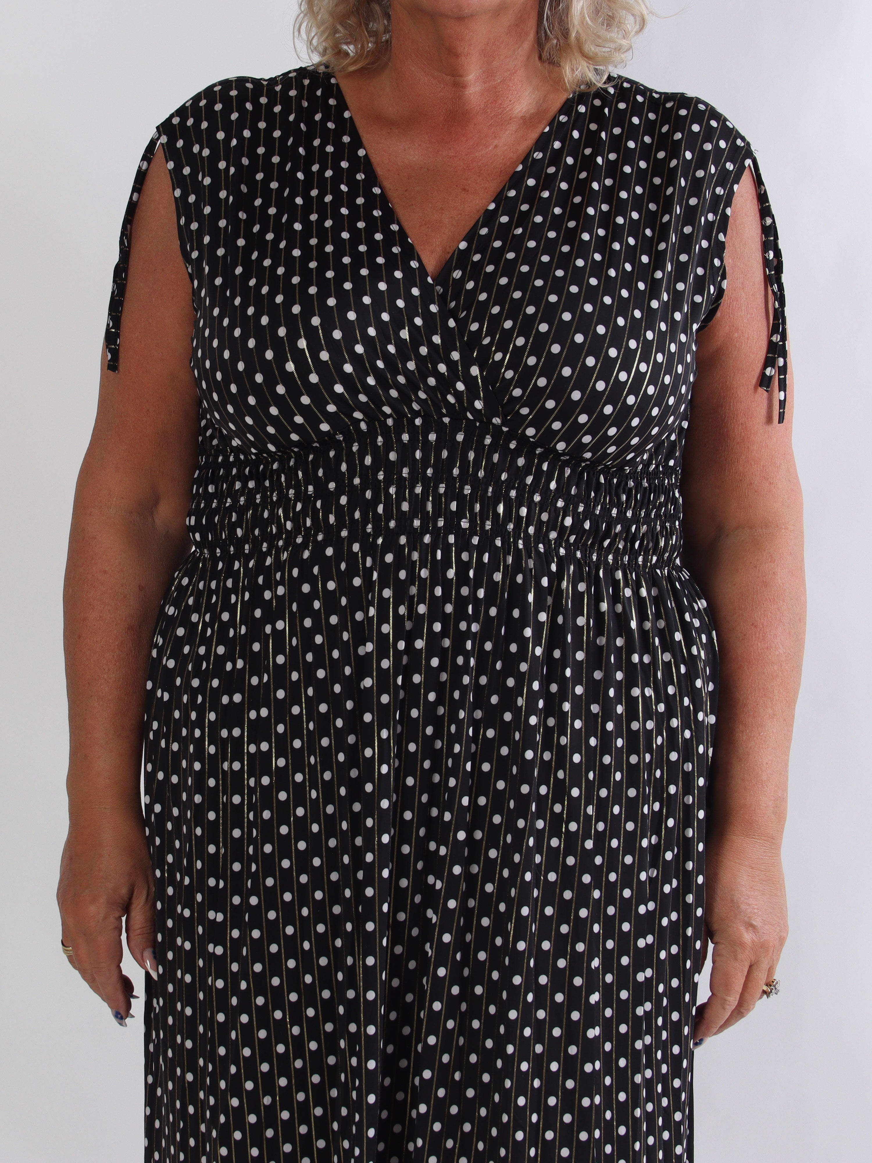 Pams Dot Midi N/S - Elastisk plus size kjole med prikker og smock i livet