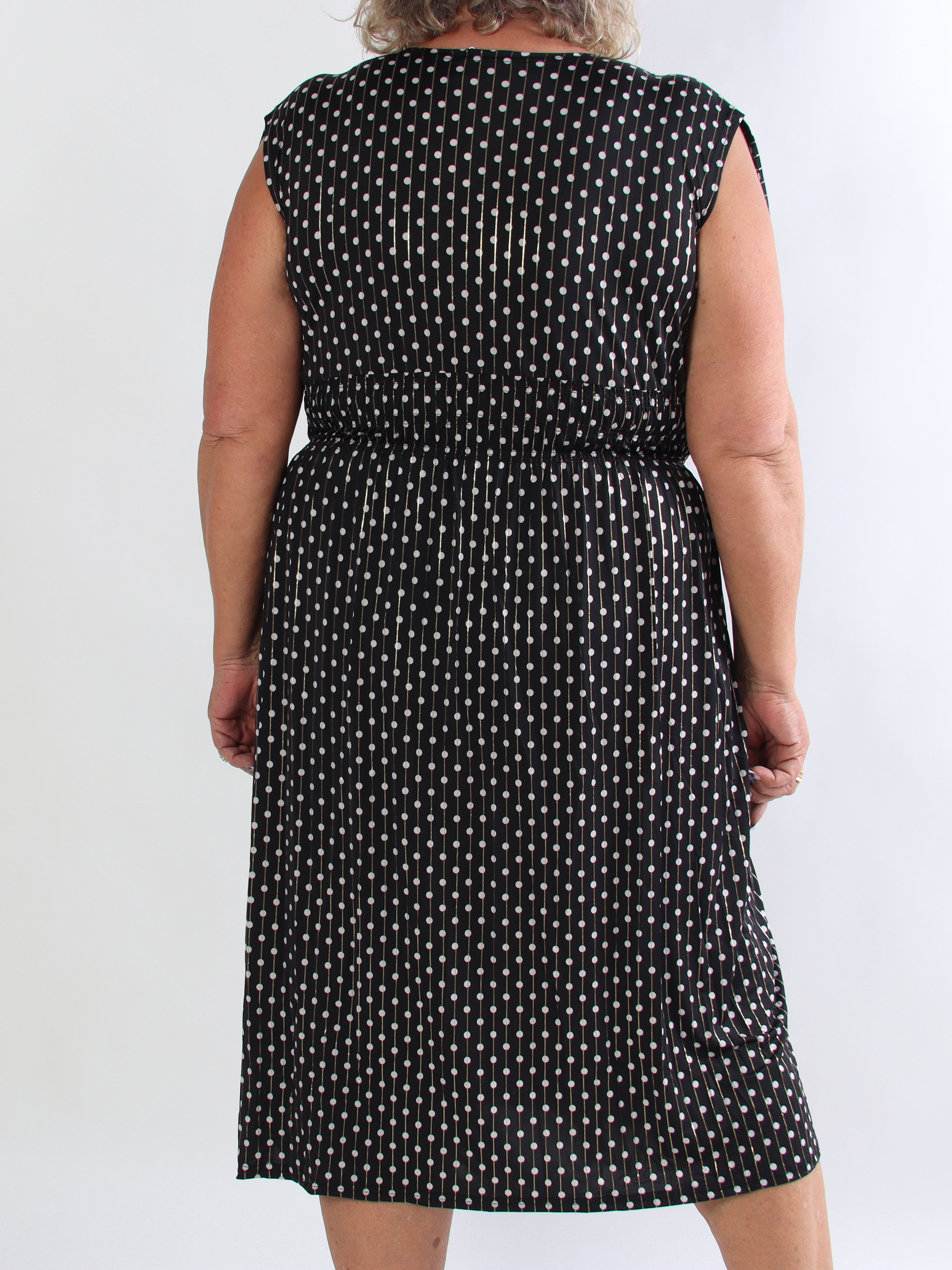 Pams Dot Midi N/S - Elastisk plus size kjole med prikker og smock i livet