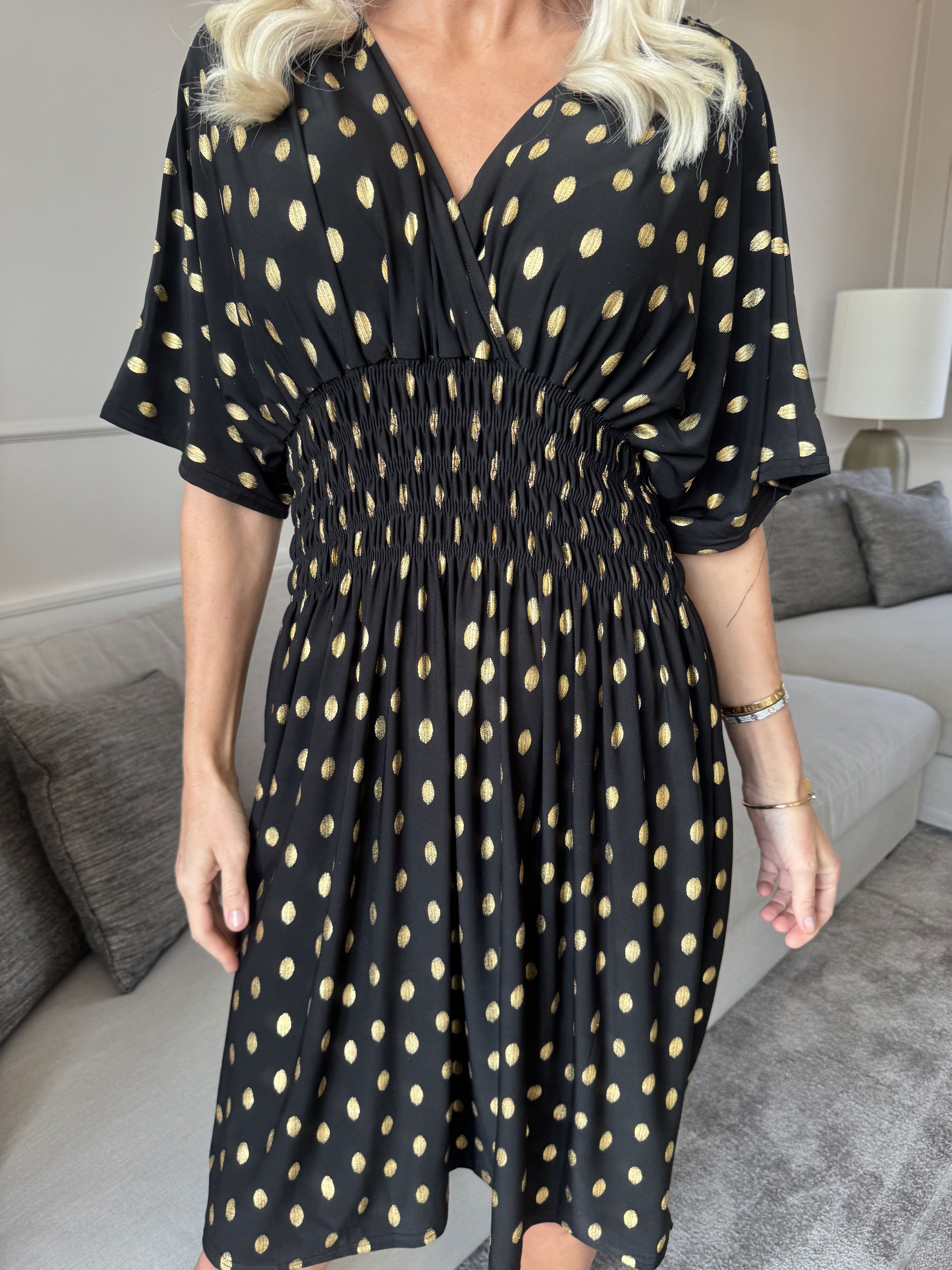 Pams Dot Short - Ensfarvet elastisk kjole med guld prikker