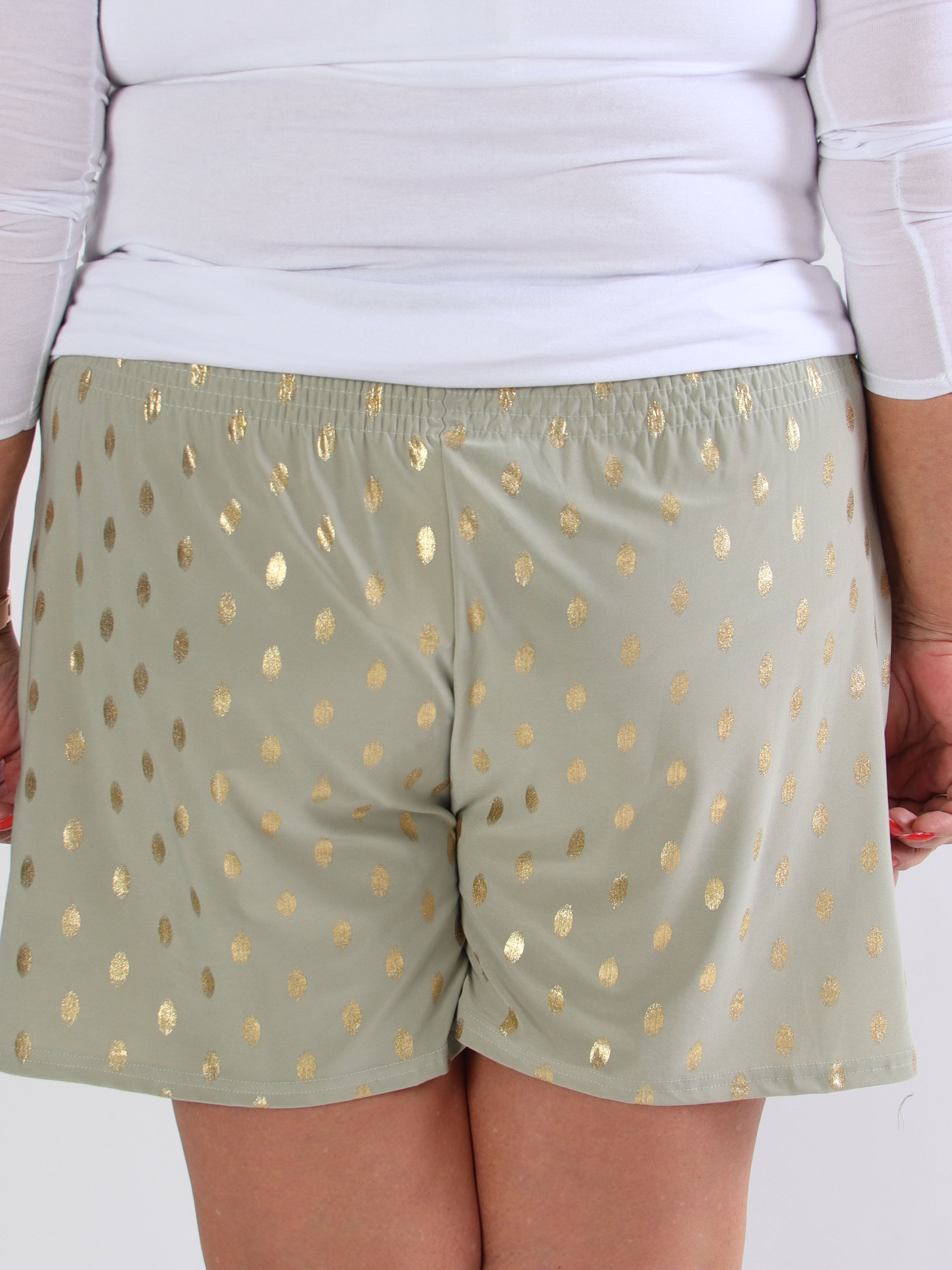 Pams Dot Shorts - Plus size shorts i elastisk stof med guld dutter