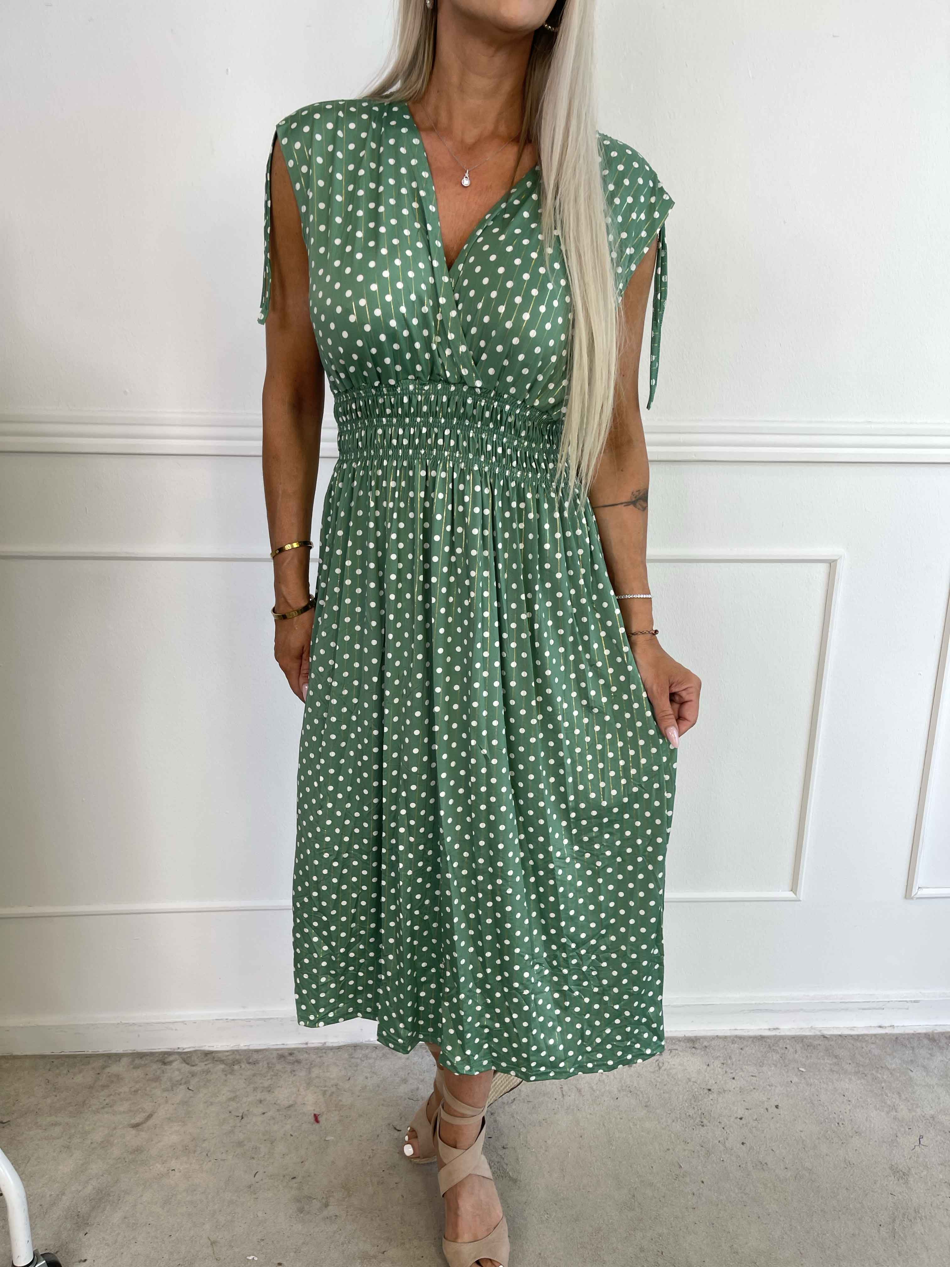 Pams Dot Midi N/S - Elastisk kjole med prikker og smock i livet