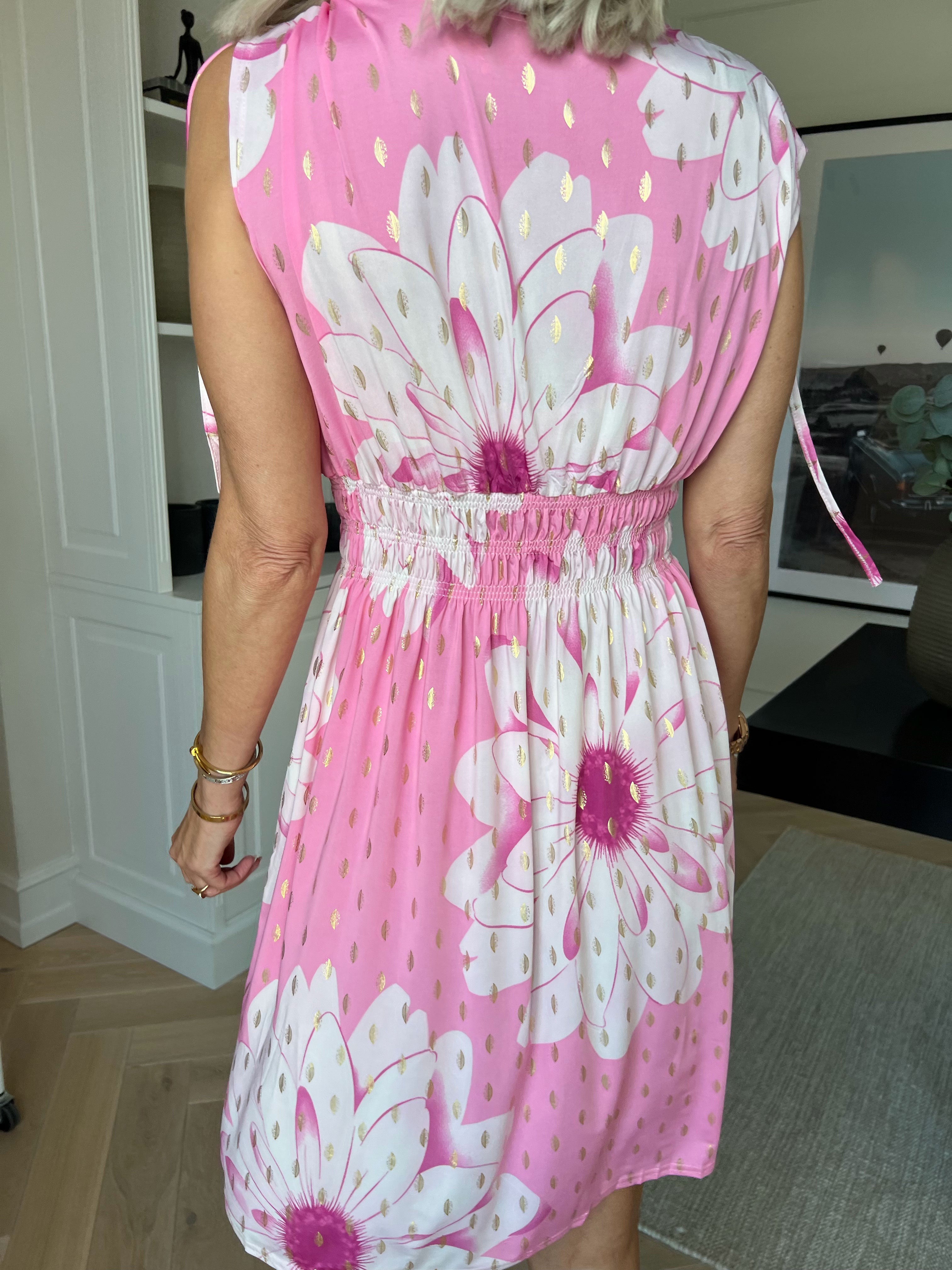 Pams Eden Short - Kort elastisk kjole med blomster og guld detaljer