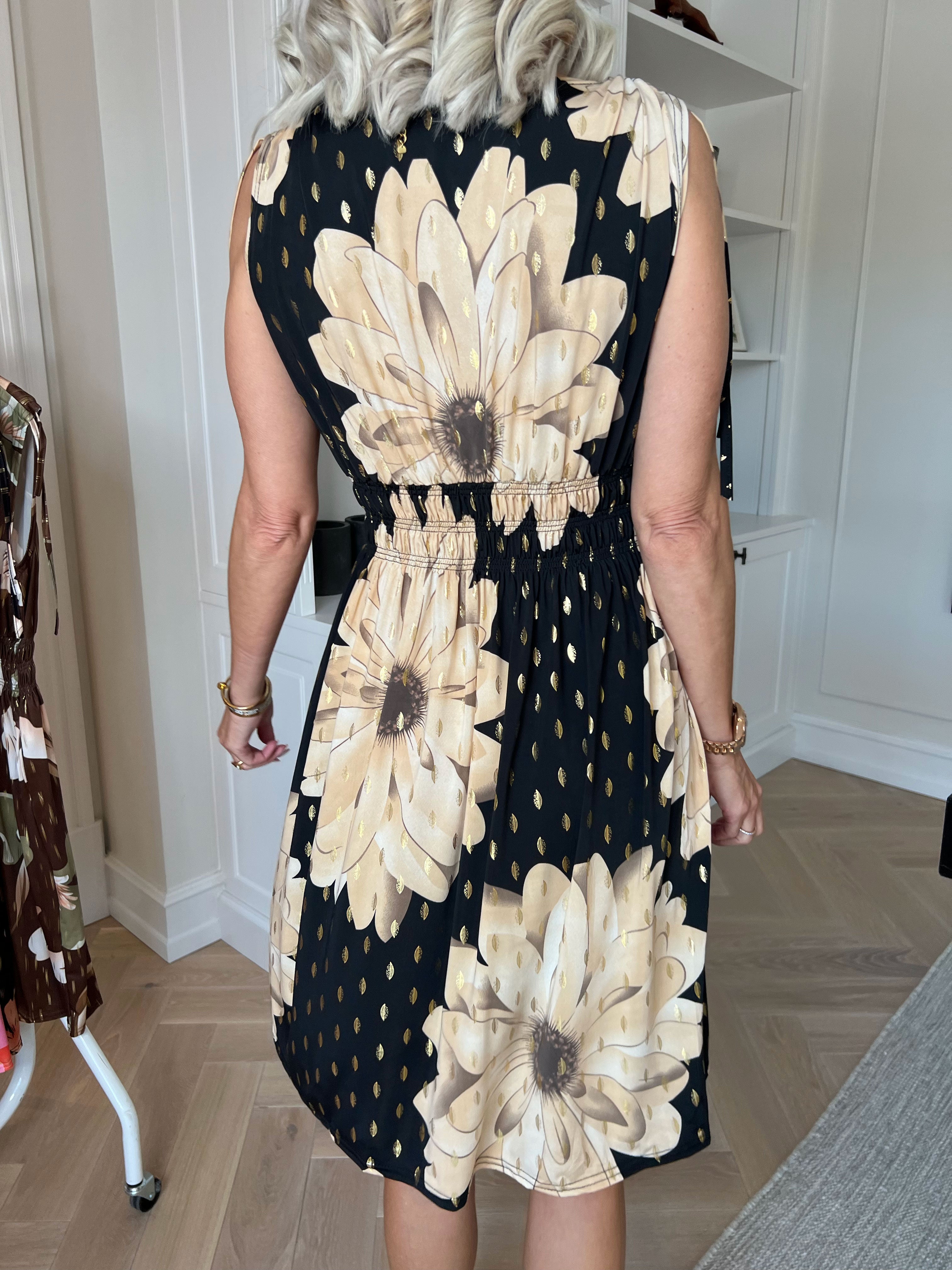 Pams Eden Short - Kort elastisk kjole med blomster og guld detaljer