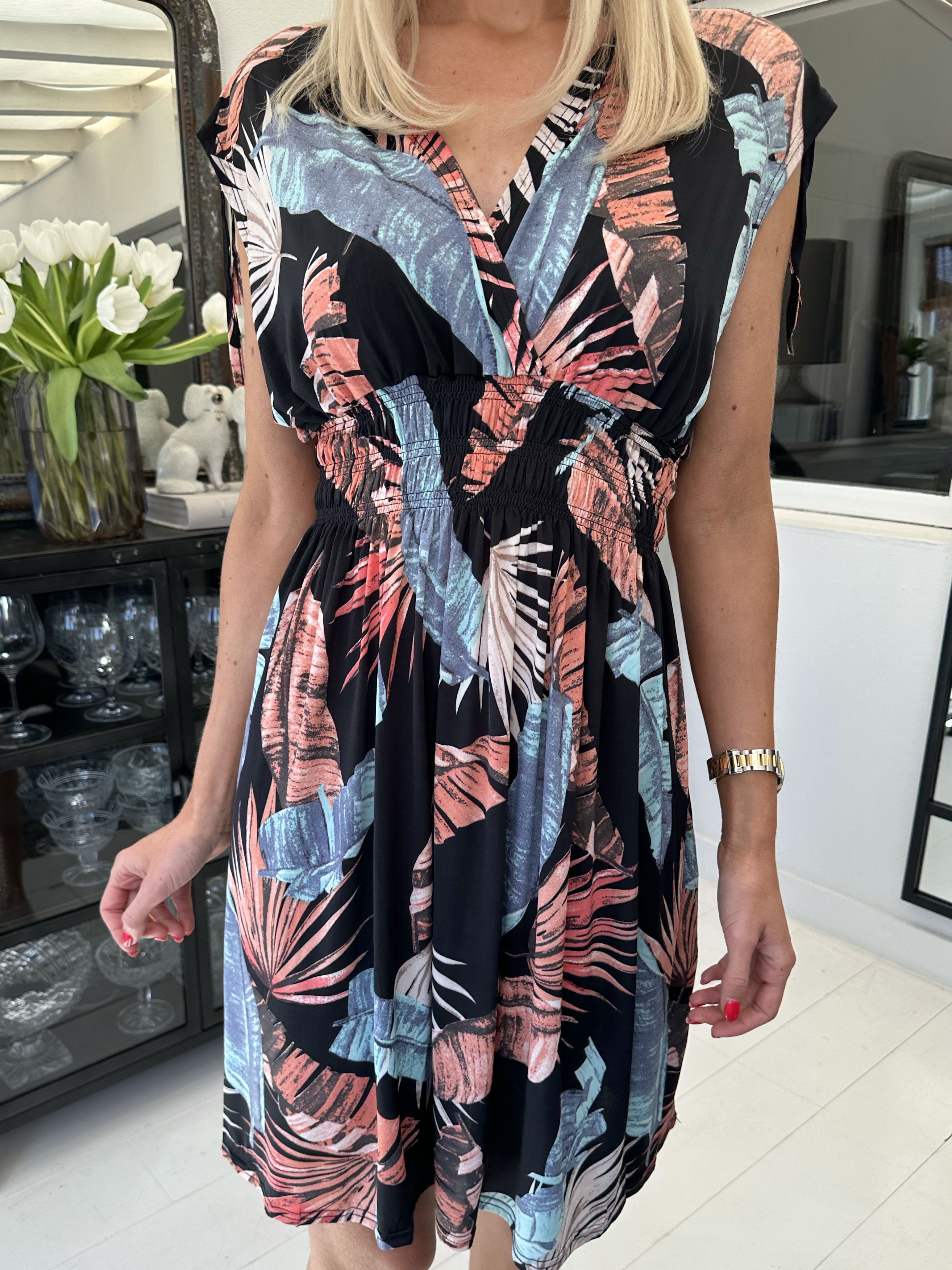 Pams Feather Short - Kort elastisk kjole i krølfrit stof