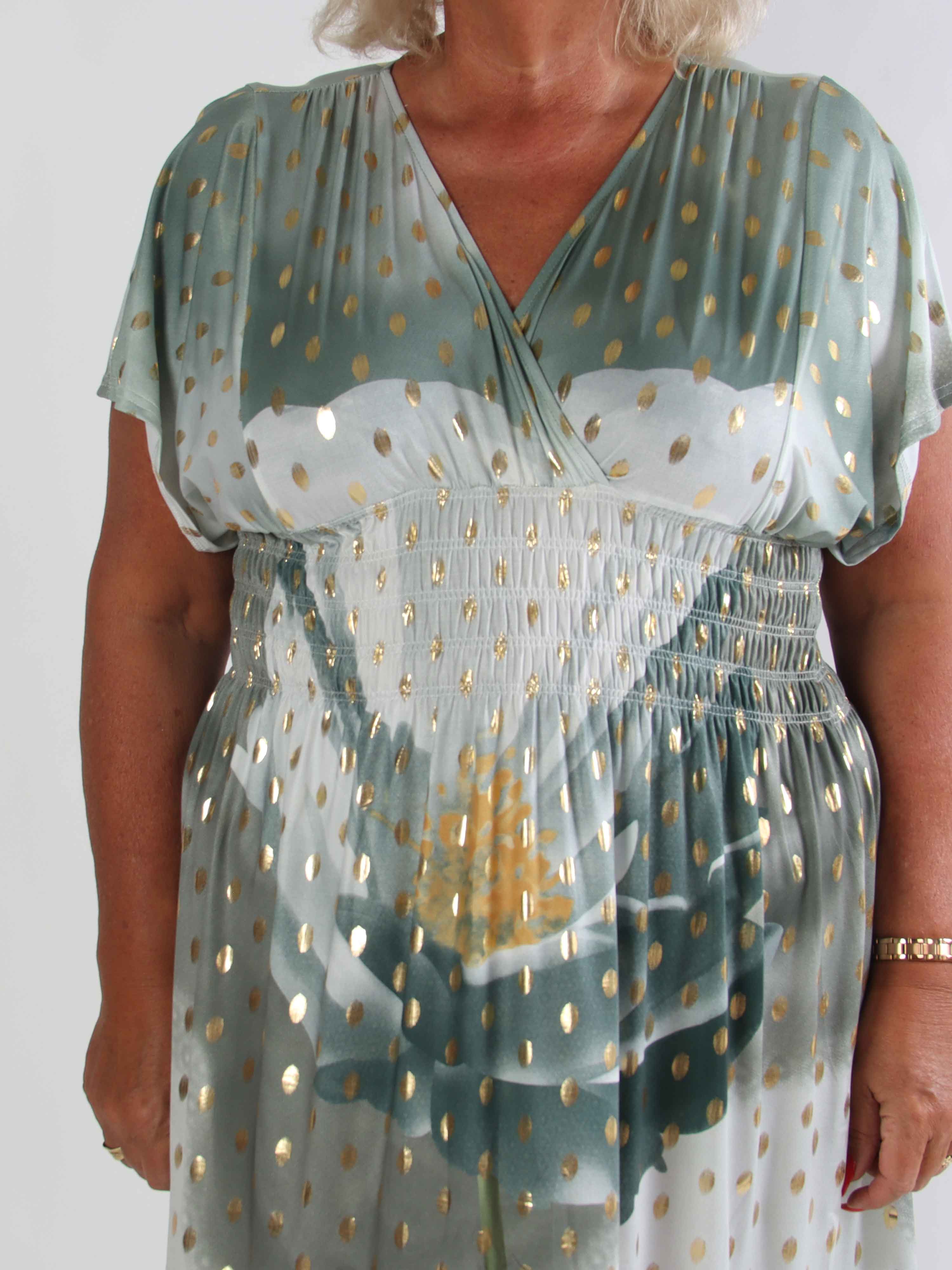 Pams Field Short - Kort elastisk plus size kjole med blomstermotiv og guld dutter