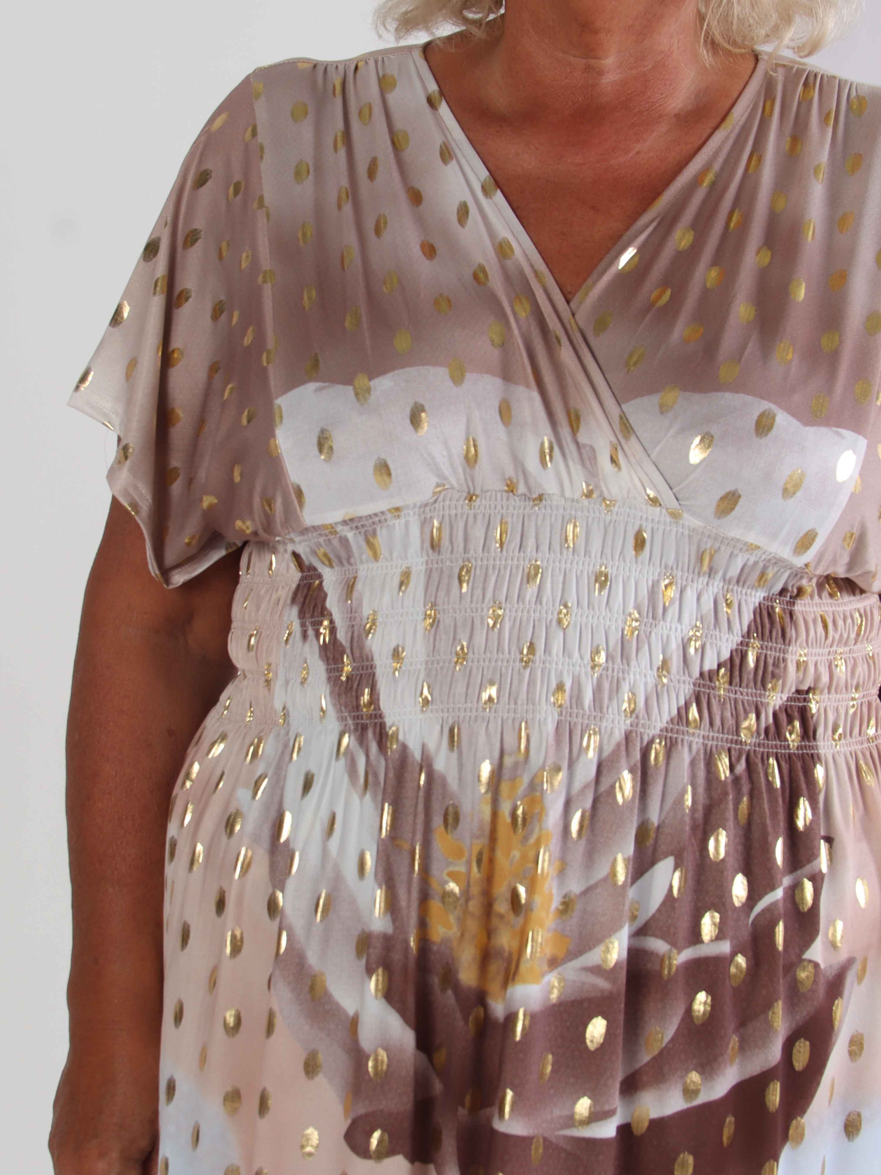 Pams Field Short - Kort elastisk plus size kjole med blomstermotiv og guld dutter