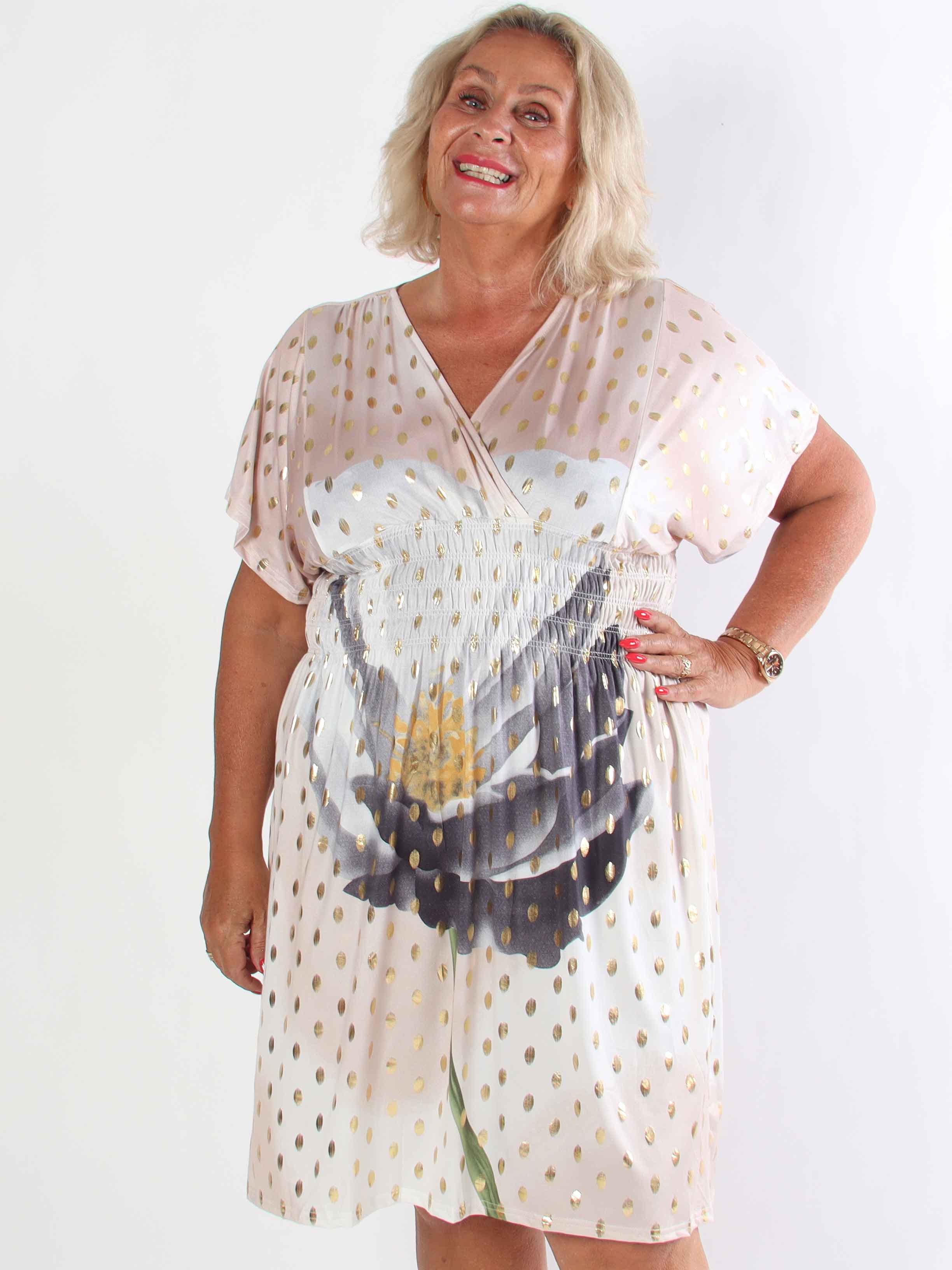 Pams Field Short - Kort elastisk plus size kjole med blomstermotiv og guld dutter