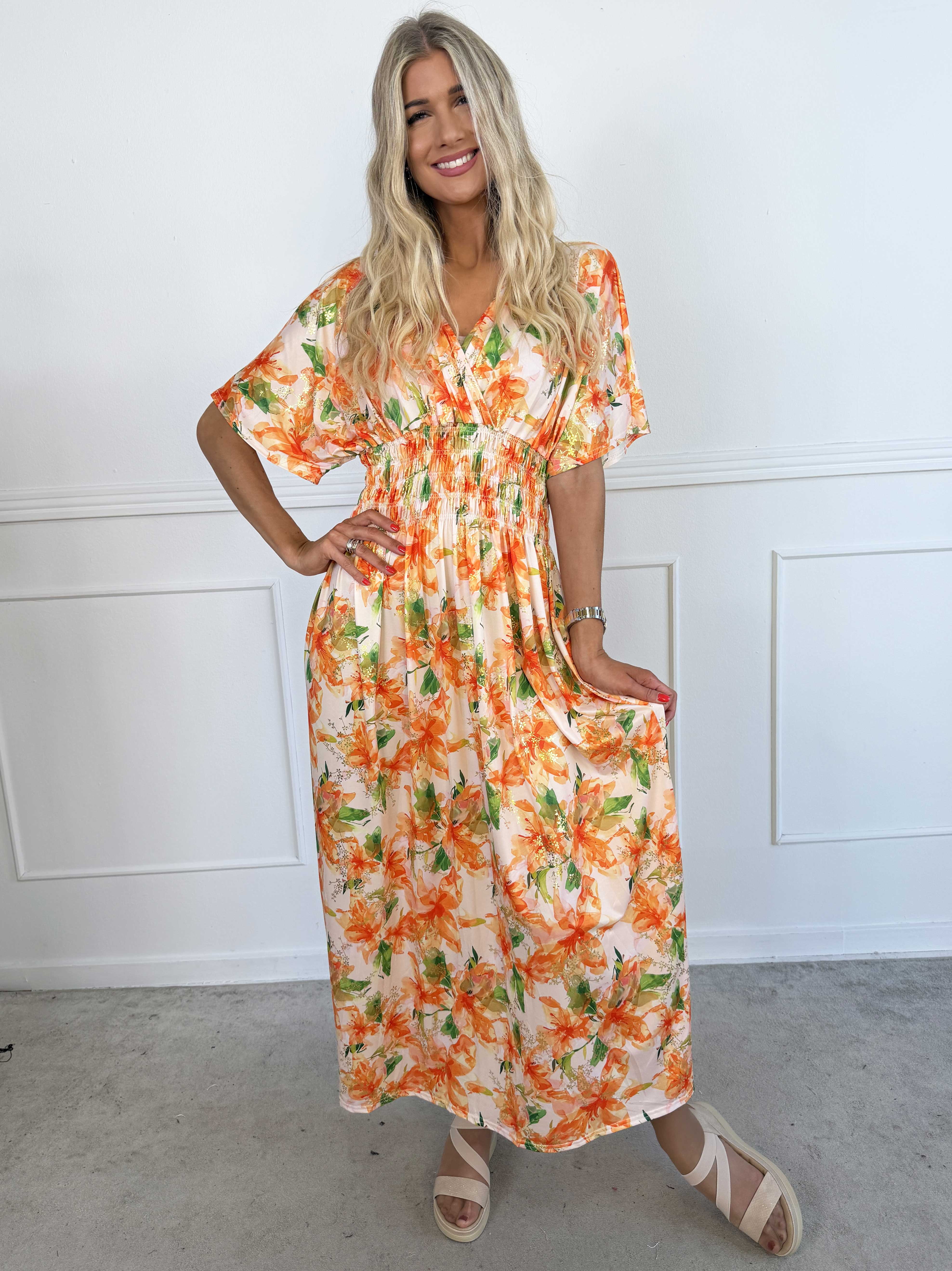 Pams Flourish - Lang elastisk kjole med fine blomster og guld blade